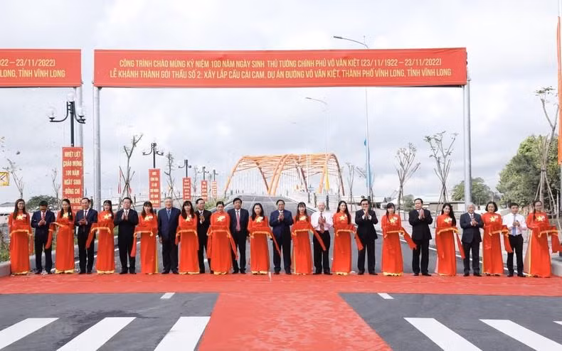 El puente Cai Cam pertenece al proyecto de construcción de la calle Vo Van Kiet, en la ciudad de Vinh Long. La inauguración de obra coincide con la celebración del centenario del natalicio del extinto primer ministro vietnamita Vo Van Kiet.