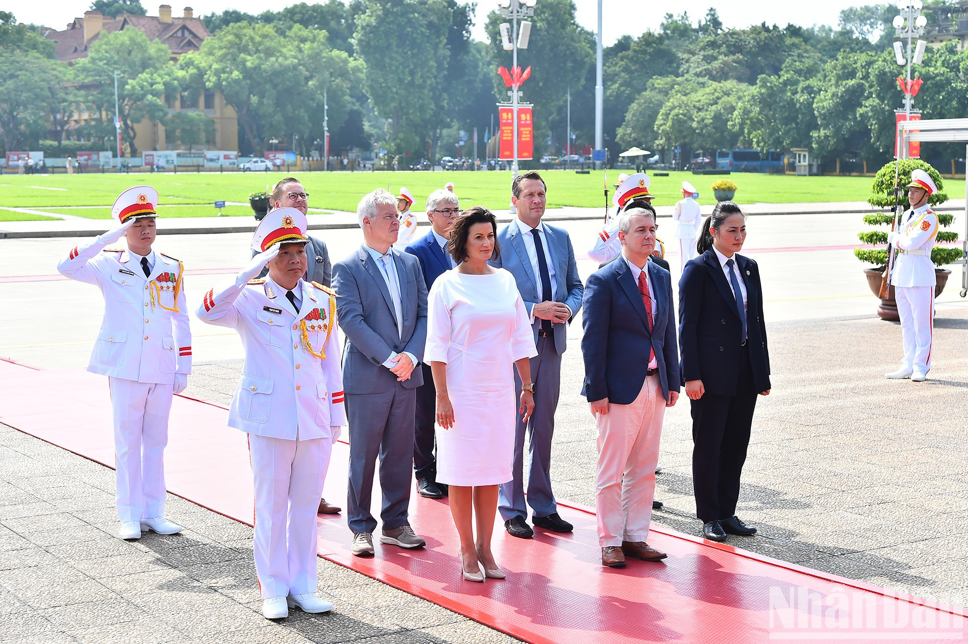 La presidenta del Senado belga, Stephanie D'Hose, y los miembros de su delegación rinden homenaje al presidente Ho Chi Minh. La presidenta del Senado belga, Stephanie D'Hose, y los miembros de su delegación rinden homenaje al presidente Ho Chi Minh.