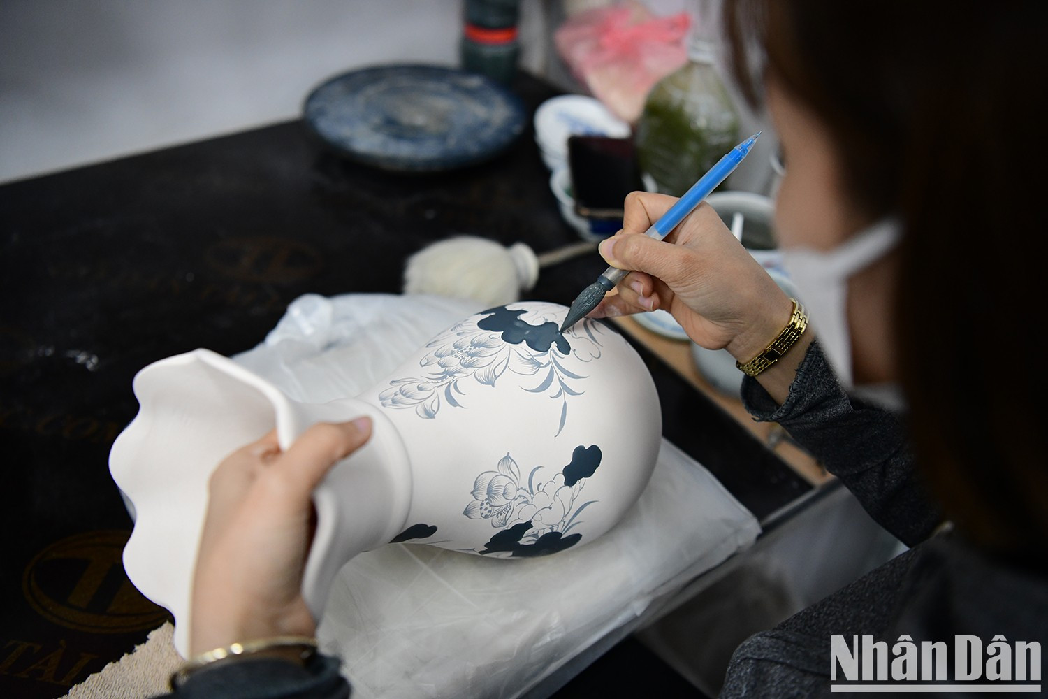 Delicados dibujos de cerámica creados por los alfareros de la aldea de Kim Lan. Delicados dibujos de cerámica creados por los alfareros de la aldea de Kim Lan.