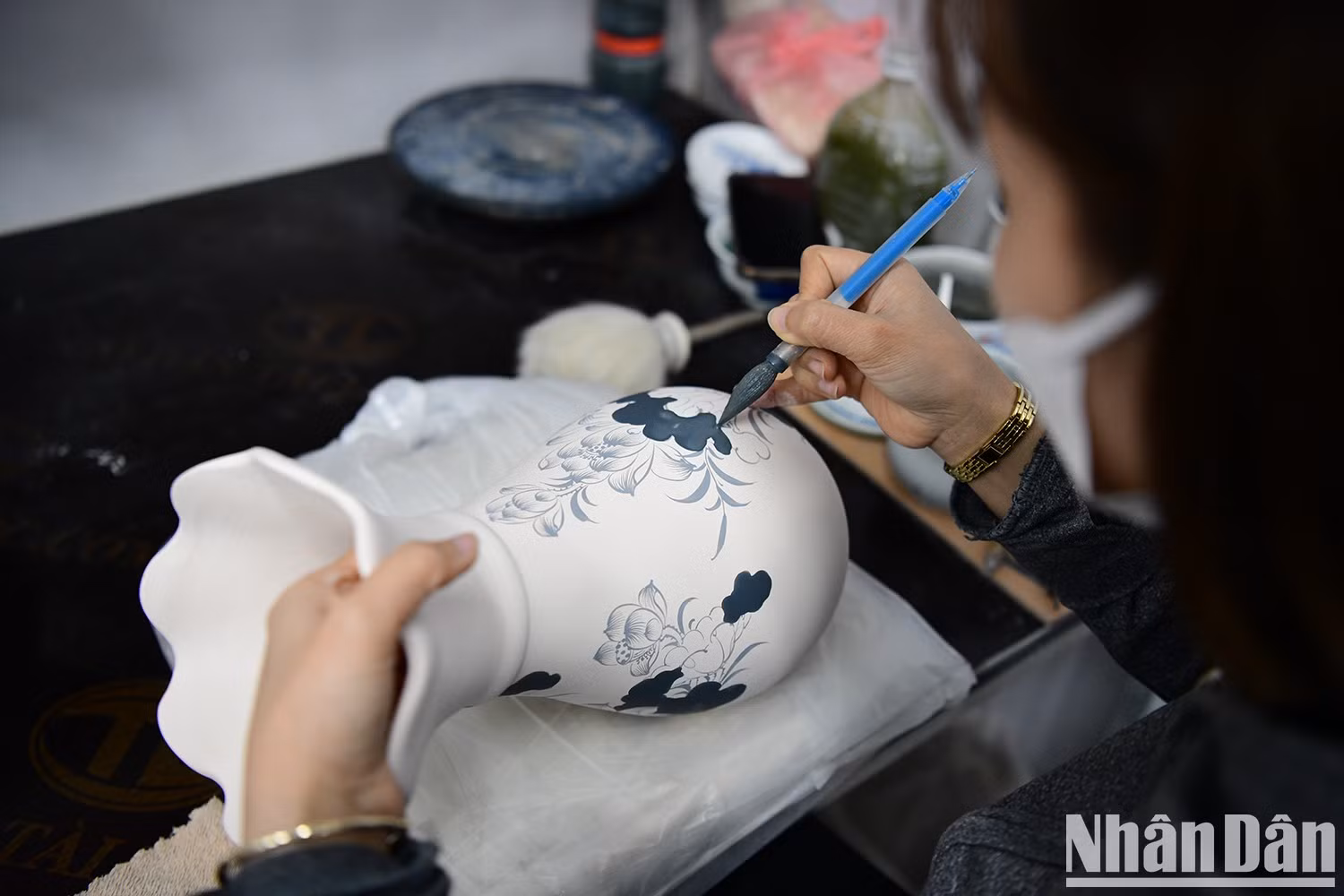 Delicados dibujos de cerámica creados por los alfareros de la aldea de Kim Lan.