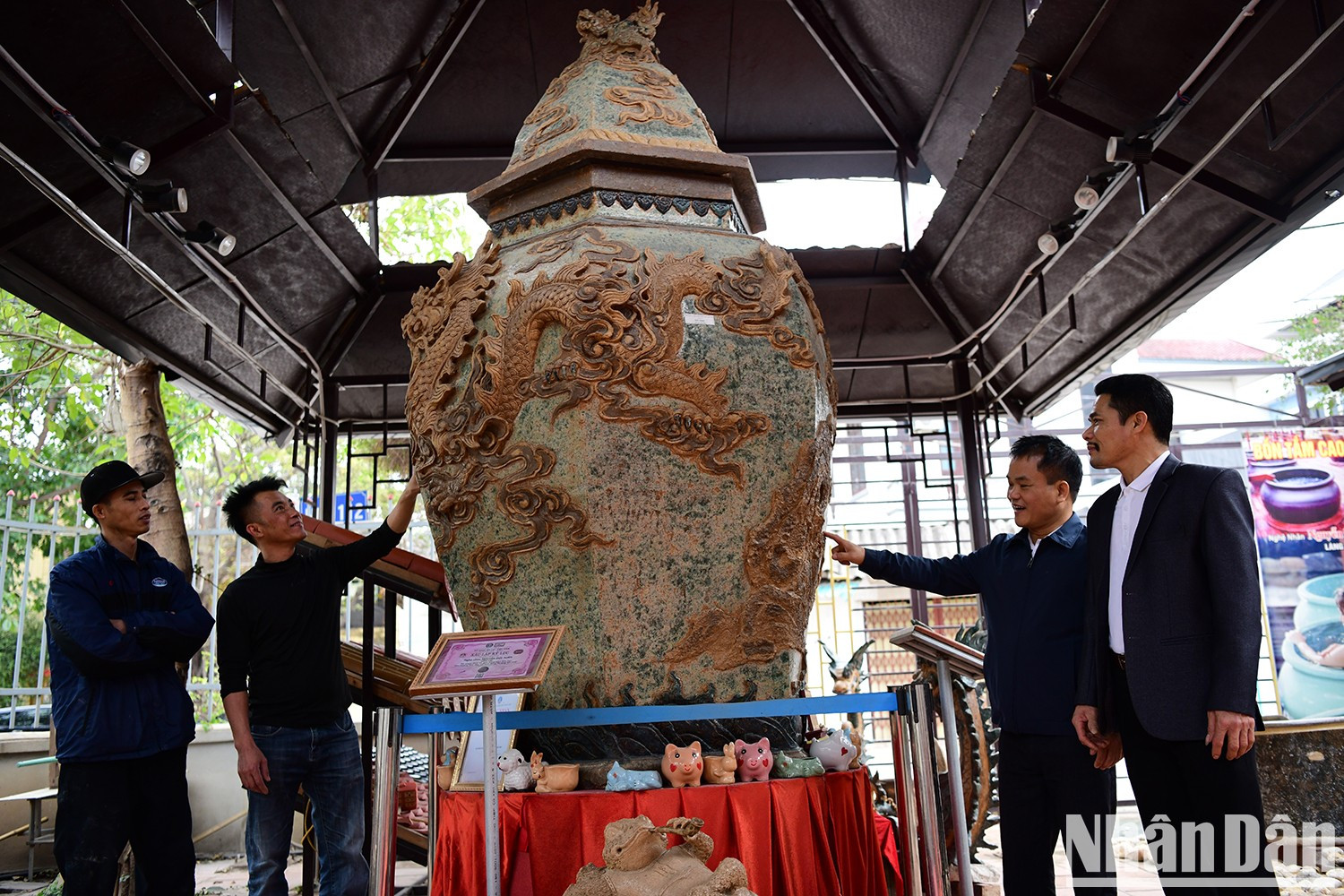 Numerosos productos de cerámica creados por los artesanos de la aldea alfarera de Kim Lan figuran en los registros de Vietnam, lo que demuestra la creatividad y las hábiles técnicas de los artesanos locales. Numerosos productos de cerámica creados por los artesanos de la aldea alfarera de Kim Lan figuran en los registros de Vietnam, lo que demuestra la creatividad y las hábiles técnicas de los artesanos locales.