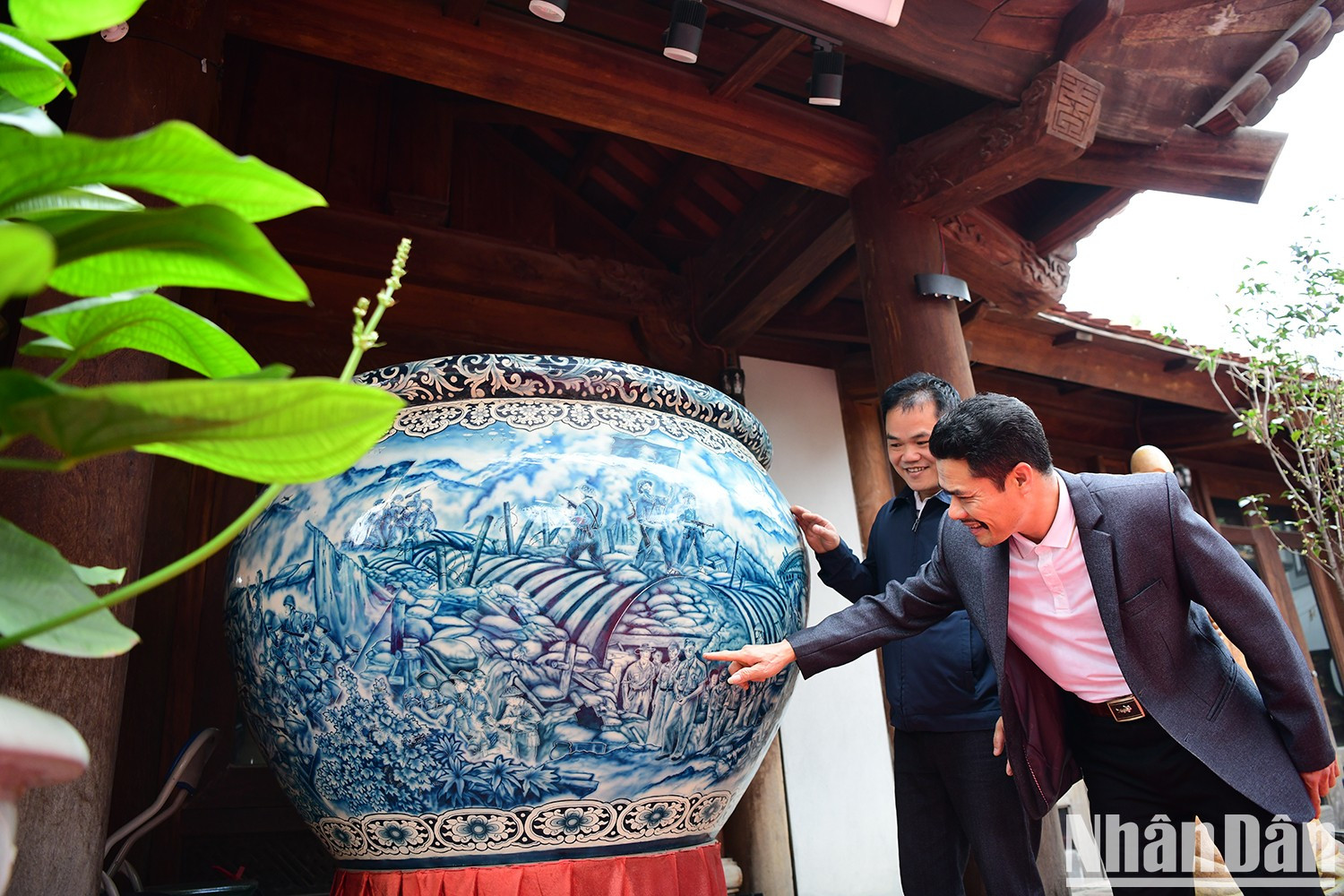 El artesano Dao Viet Binh (izquierda) junto a la obra " Epopeya eterna de heroísmo de Dien Bien", de 1,65 metros de diámetro y 1,1 de alto, que recrea el espíritu heroico de la nación vietnamita a través del arte cerámico. El artesano Dao Viet Binh (izquierda) junto a la obra " Epopeya eterna de heroísmo de Dien Bien", de 1,65 metros de diámetro y 1,1 de alto, que recrea el espíritu heroico de la nación vietnamita a través del arte cerámico.