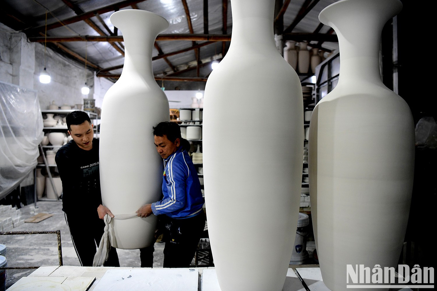 Además de los métodos tradicionales de fabricación de cerámica, los artesanos de Kim Lan apuestan por la innovación constante y aplican tecnología moderna, como mesas de impresión con rodillos y prensas de presión, lo que ayuda a mejorar la precisión y optimizar la producción, al mismo tiempo que preservan el alma de la cerámica antigua. Además de los métodos tradicionales de fabricación de cerámica, los artesanos de Kim Lan apuestan por la innovación constante y aplican tecnología moderna, como mesas de impresión con rodillos y prensas de presión, lo que ayuda a mejorar la precisión y optimizar la producción, al mismo tiempo que preservan el alma de la cerámica antigua.