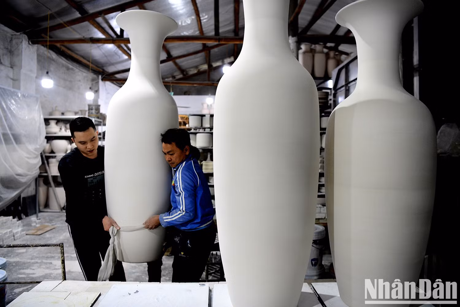 Además de los métodos tradicionales de fabricación de cerámica, los artesanos de Kim Lan apuestan por la innovación constante y aplican tecnología moderna, como mesas de impresión con rodillos y prensas de presión, lo que ayuda a mejorar la precisión y optimizar la producción, al mismo tiempo que preservan el alma de la cerámica antigua.