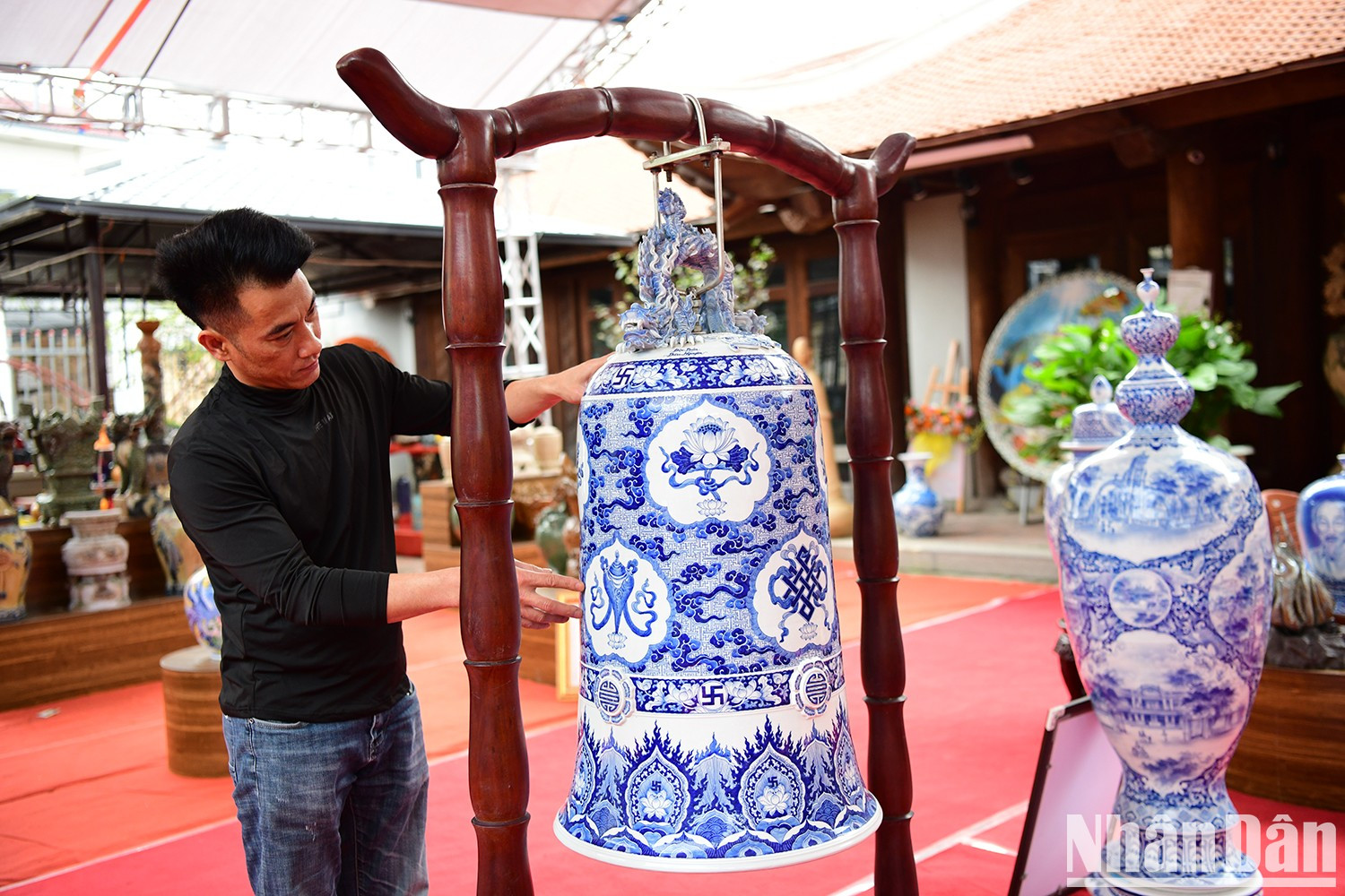 El artista Pham Van Nguyen ha establecido un récord nacional con la obra Iluminación de Buda. El artista Pham Van Nguyen ha establecido un récord nacional con la obra Iluminación de Buda.