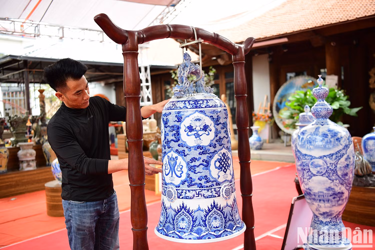 El artista Pham Van Nguyen ha establecido un récord nacional con la obra Iluminación de Buda.