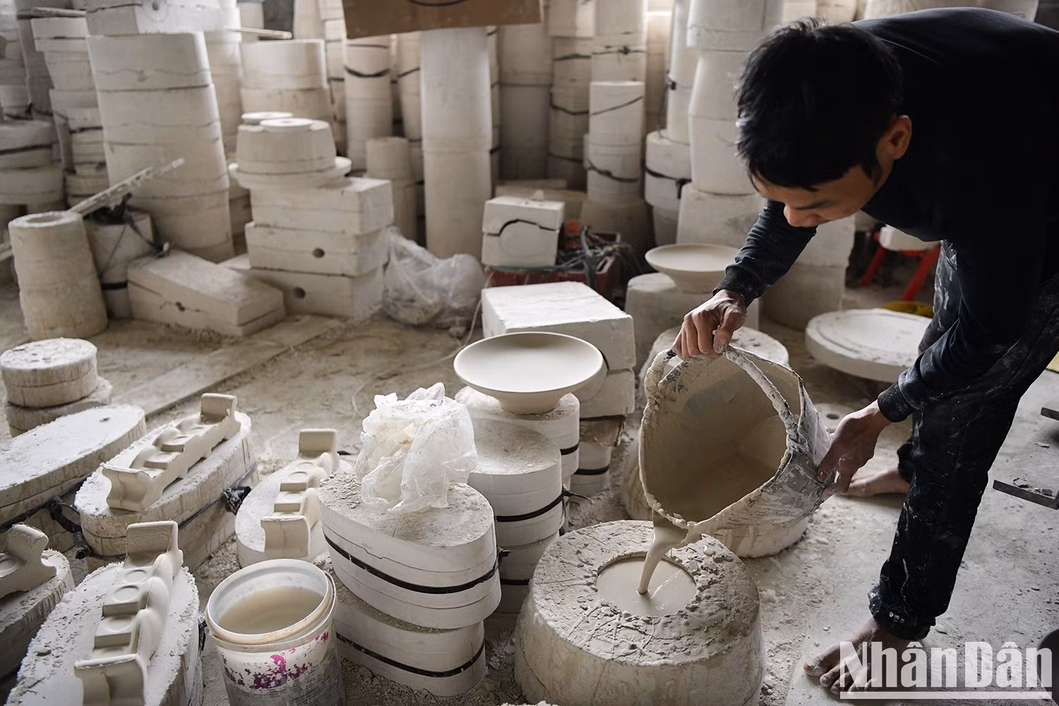 La alfarería del pueblo se mantiene fiel a tres métodos tradicionales: el modelado a mano, el torno y el vaciado.