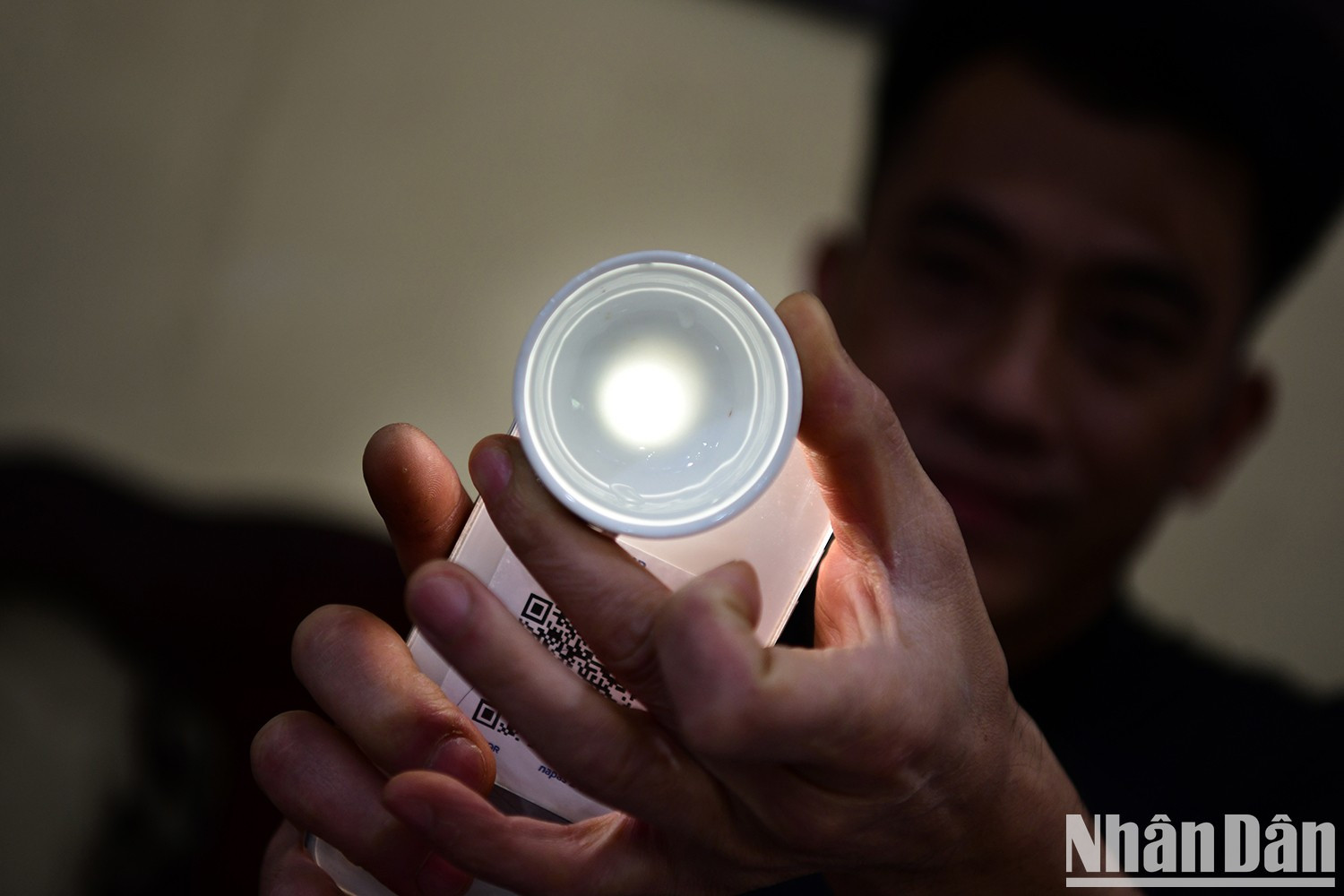 Delicados dibujos de cerámica creados por los alfareros de la aldea de Kim Lan. Delicados dibujos de cerámica creados por los alfareros de la aldea de Kim Lan.