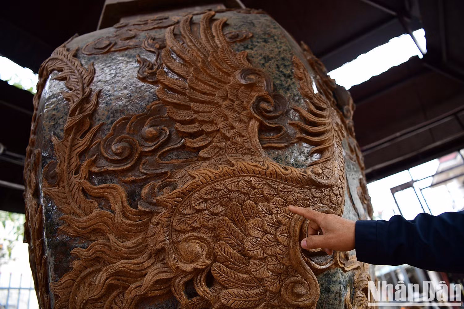 El jarrón de cerámica El reencuentro del Dragón y el Fénix (3,2 metros de altura) impresiona por sus sofisticados dibujos en relieve y su armoniosa combinación de tradición y creatividad contemporánea.