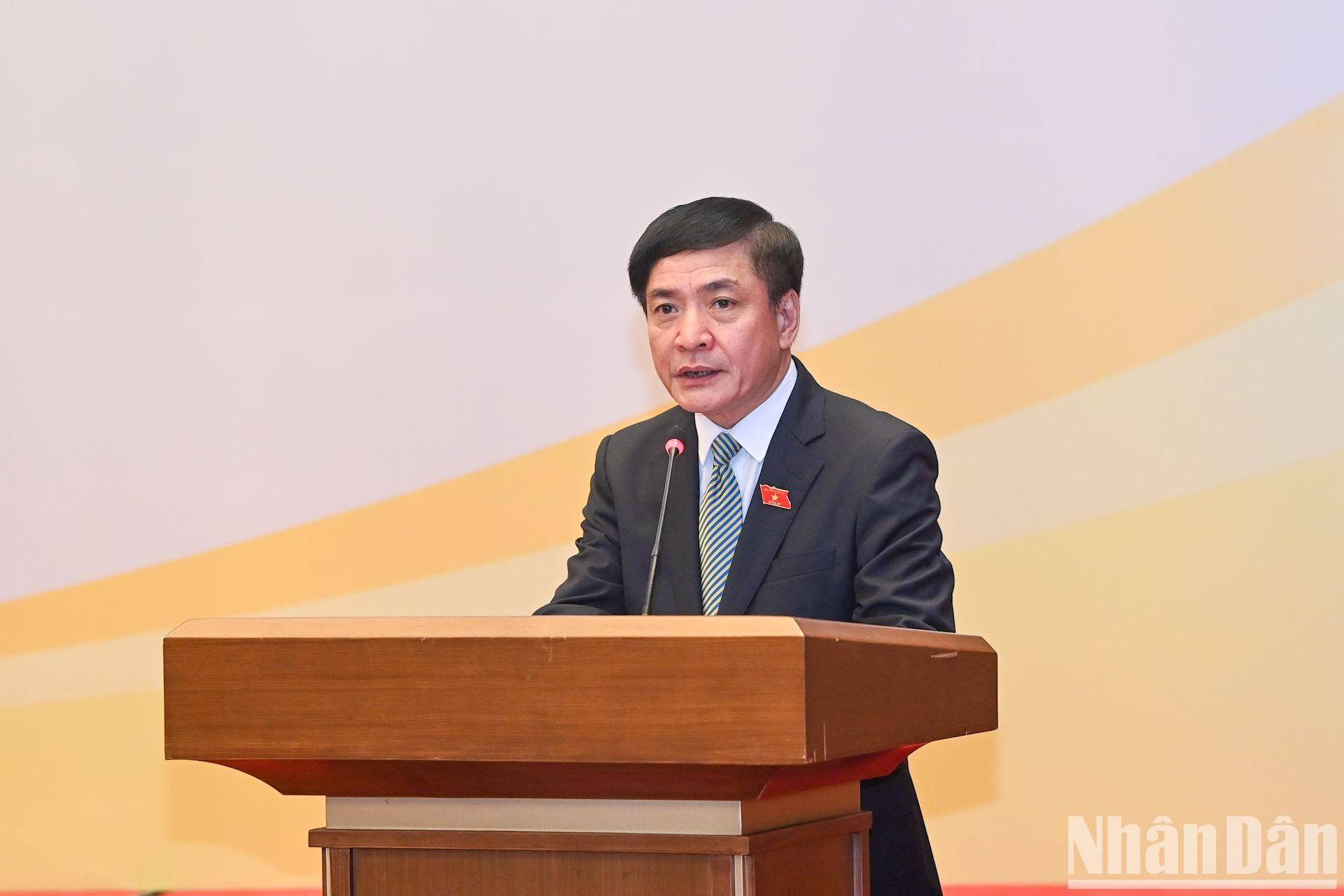 El secretario general y presidente de la Asamblea Nacional, Bui Van Cuong, presenta un informe sobre algunos contenidos de la mencionada resolución.