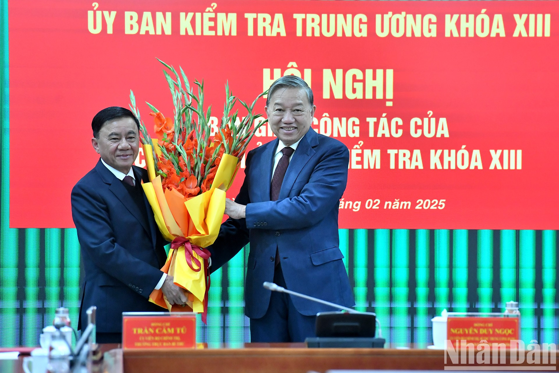 To Lam le regala flores para felicitar a Tran Cam Tu.