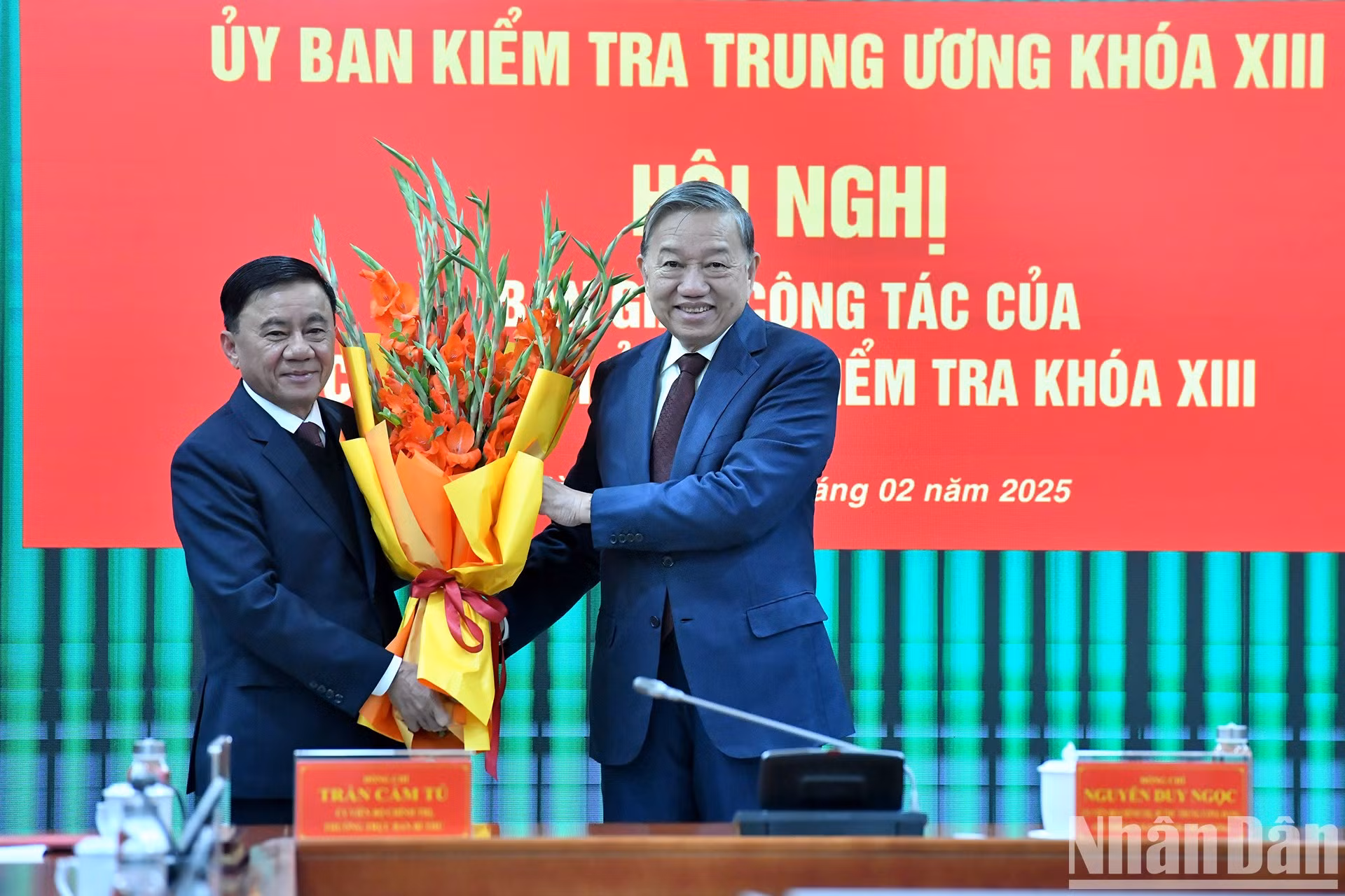 To Lam le regala flores para felicitar a Tran Cam Tu.