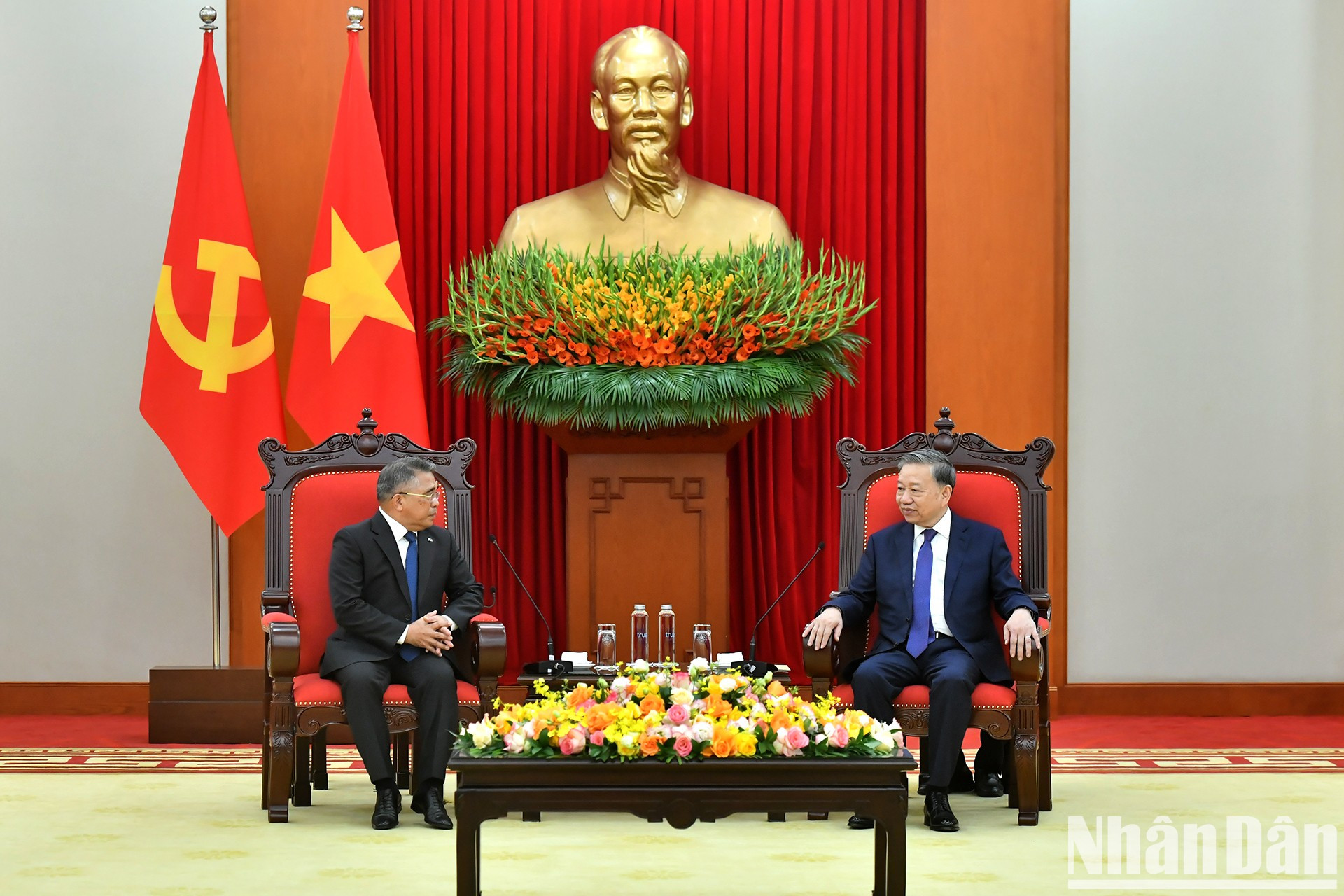 El secretario general del PCV, To Lam (derecha) recibe al embajador de Filipinas en Hanói, Meynardo Los Banos Montealegre. El secretario general del PCV, To Lam (derecha) recibe al embajador de Filipinas en Hanói, Meynardo Los Banos Montealegre.
