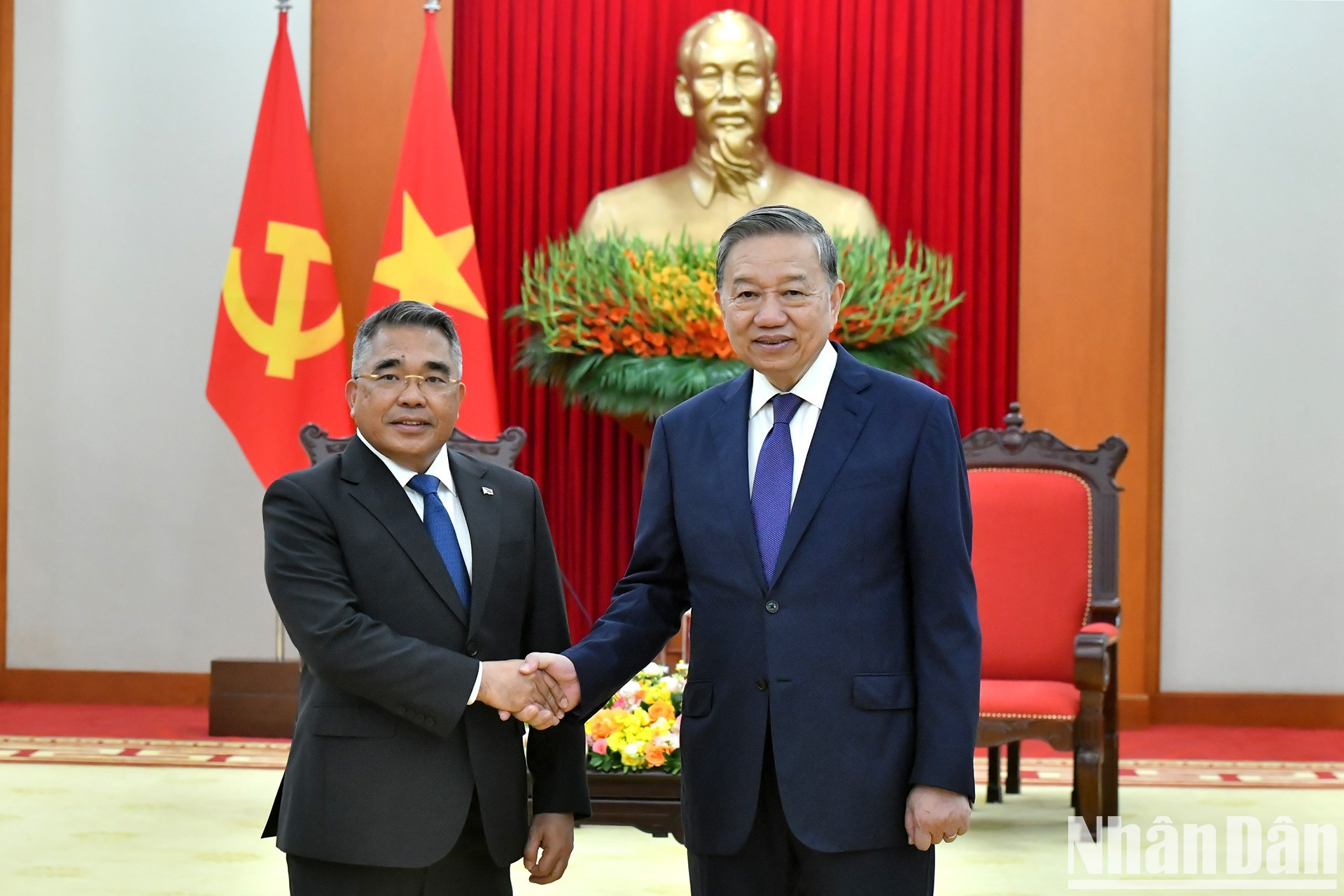 El secretario general del PCV, To Lam (derecha) y el embajador de Filipinas en Hanói, Meynardo Los Banos Montealegre. El secretario general del PCV, To Lam (derecha) y el embajador de Filipinas en Hanói, Meynardo Los Banos Montealegre.