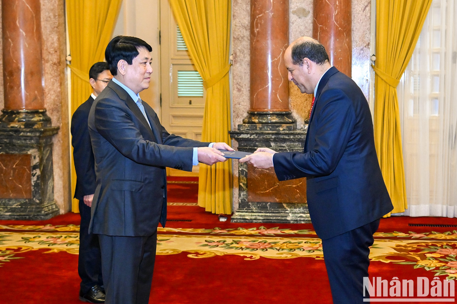 El presidente Luong Cuong recibe las cartas credenciales del embajador de la República Dominicana en Vietnam, Reinaldo Rafael Espinal Núñez. El presidente Luong Cuong recibe las cartas credenciales del embajador de la República Dominicana en Vietnam, Reinaldo Rafael Espinal Núñez.