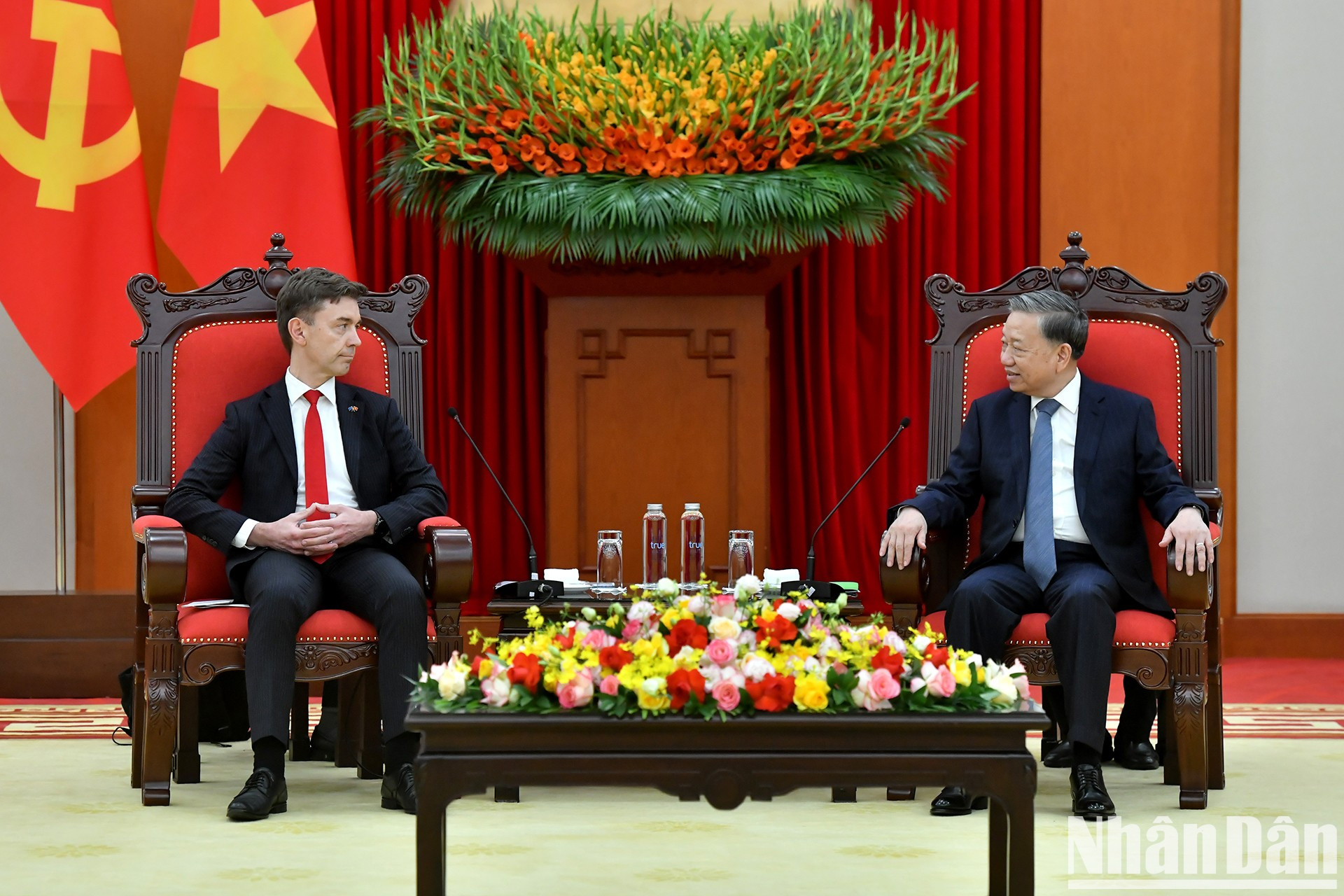 El secretario general del PCV, To Lam, recibe al embajador de la Unión Europea en Vietnam, Julien Guerrier.