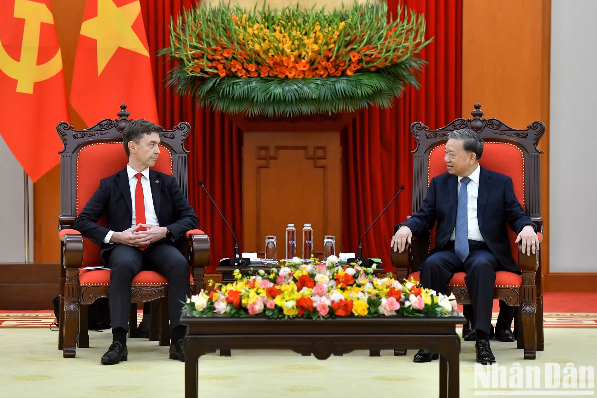 El secretario general del PCV, To Lam, recibe al embajador de la Unión Europea en Vietnam, Julien Guerrier.