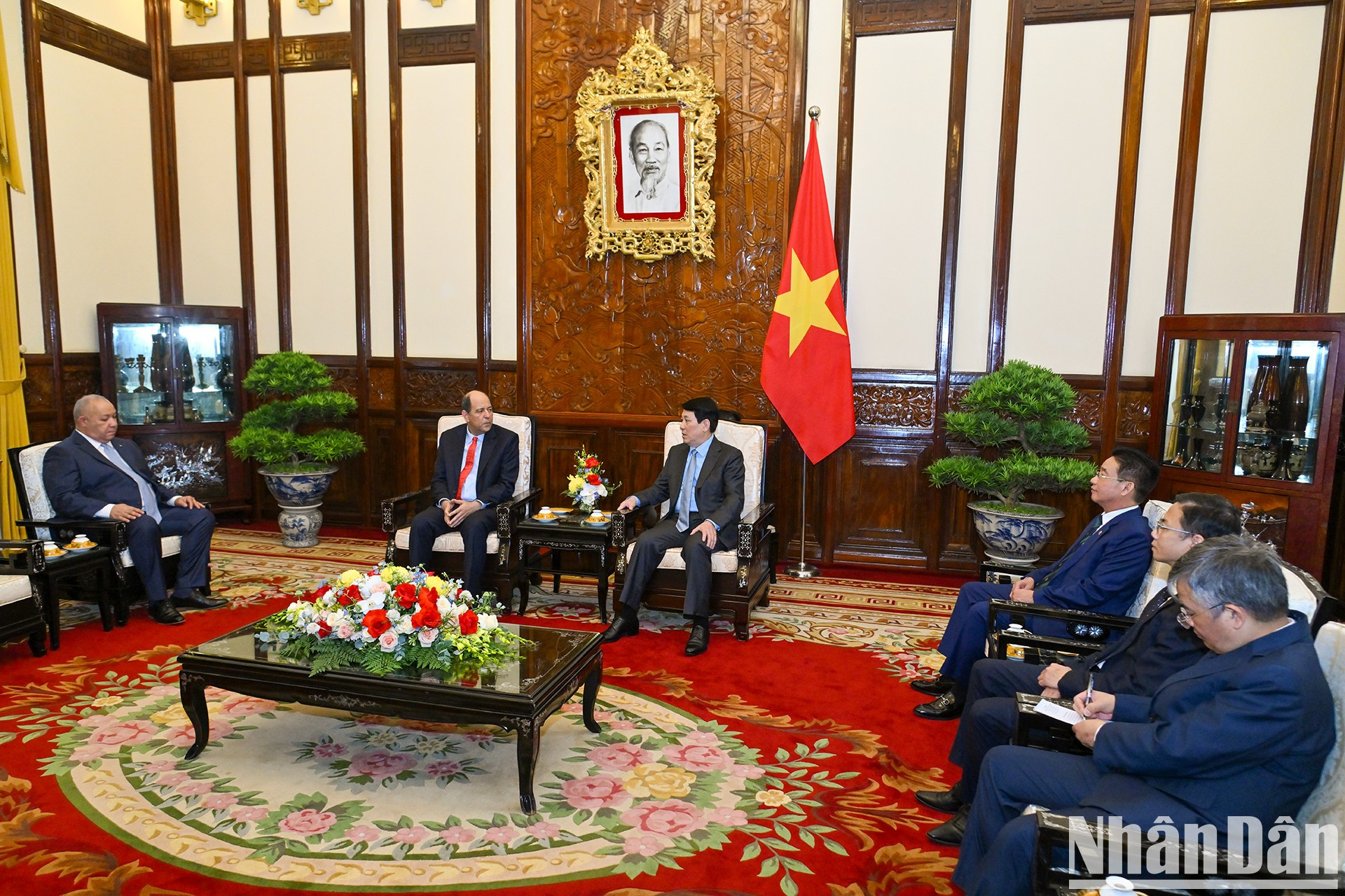 El presidente Luong Cuong y el embajador de la República Argelina Democrática y Popular en Vietnam, Azeddine Bechka, en la ceremonia de entrega de cartas credenciales. El presidente Luong Cuong y el embajador de la República Argelina Democrática y Popular en Vietnam, Azeddine Bechka, en la ceremonia de entrega de cartas credenciales.