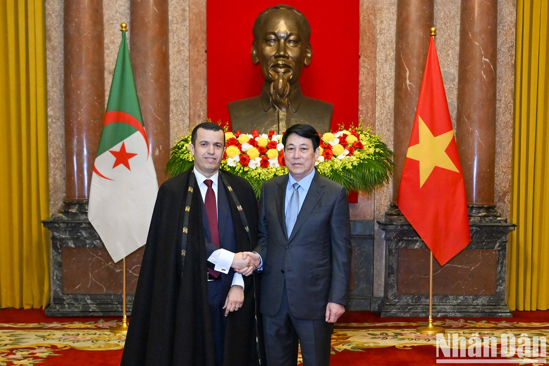 El presidente Luong Cuong y el embajador de la República Argelina Democrática y Popular en Vietnam, Azeddine Bechka, junto con delegados. El presidente Luong Cuong y el embajador de la República Argelina Democrática y Popular en Vietnam, Azeddine Bechka, junto con delegados.