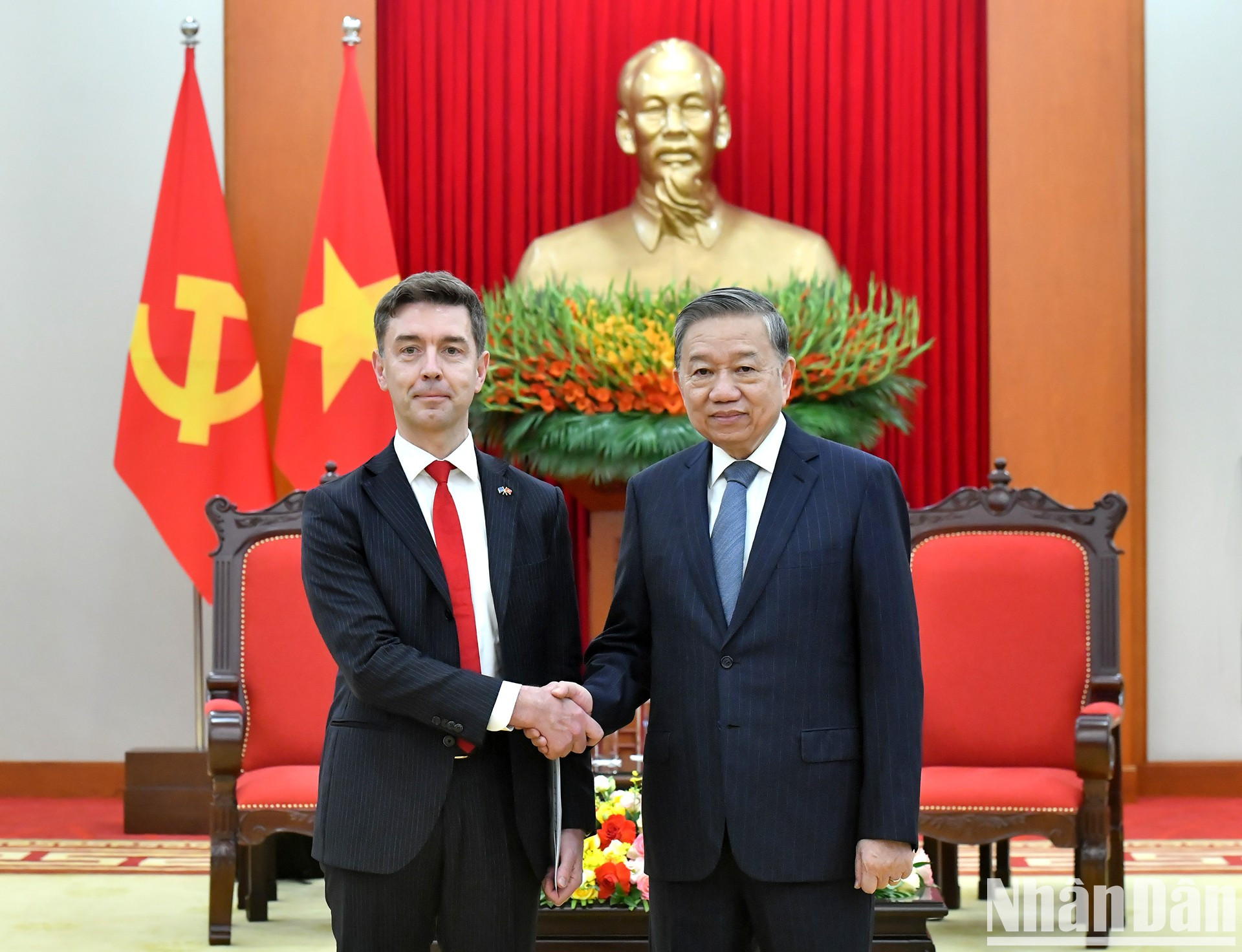 El máximo dirigente partidista vietnamita y el Embajador de la Unión Europea en Vietnam, Julien Guerrier.