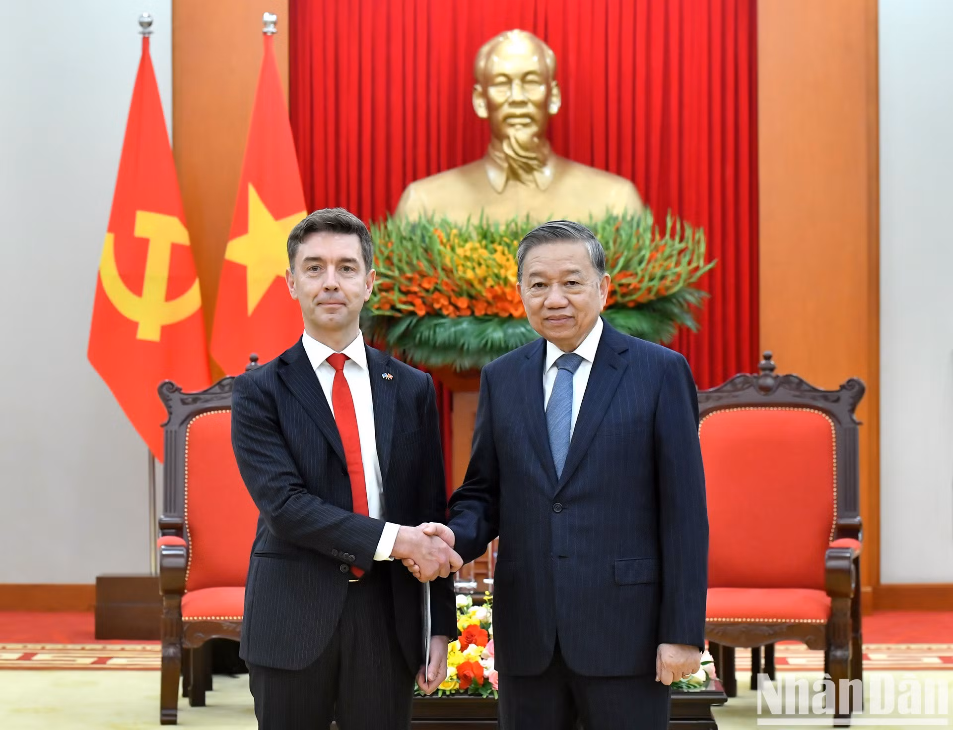 El máximo dirigente partidista vietnamita y el Embajador de la Unión Europea en Vietnam, Julien Guerrier.
