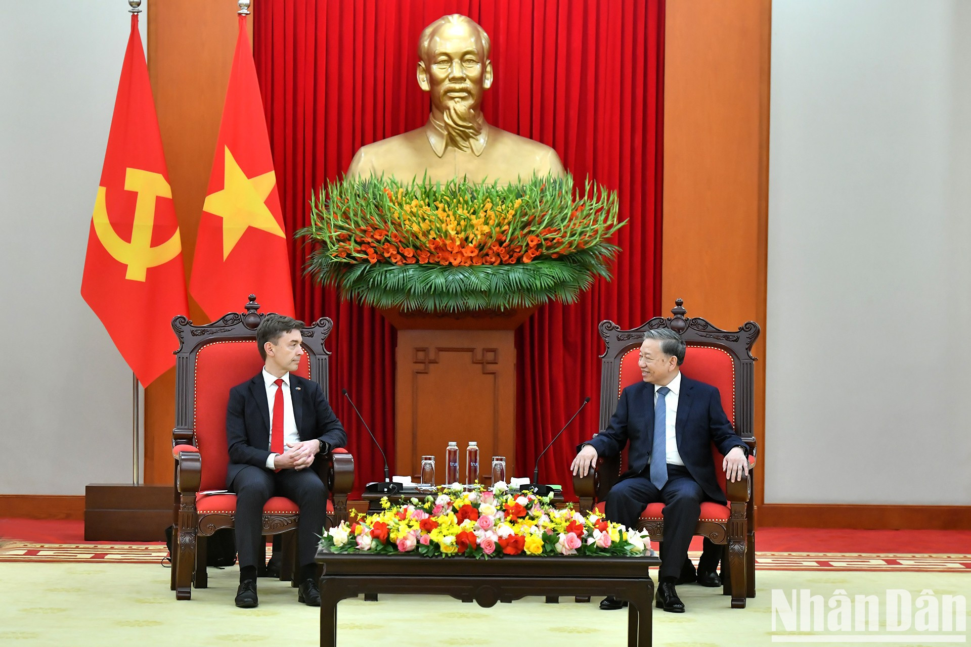 El secretario general del PCV, To Lam, recibe al embajador de la Unión Europea en Vietnam, Julien Guerrier.