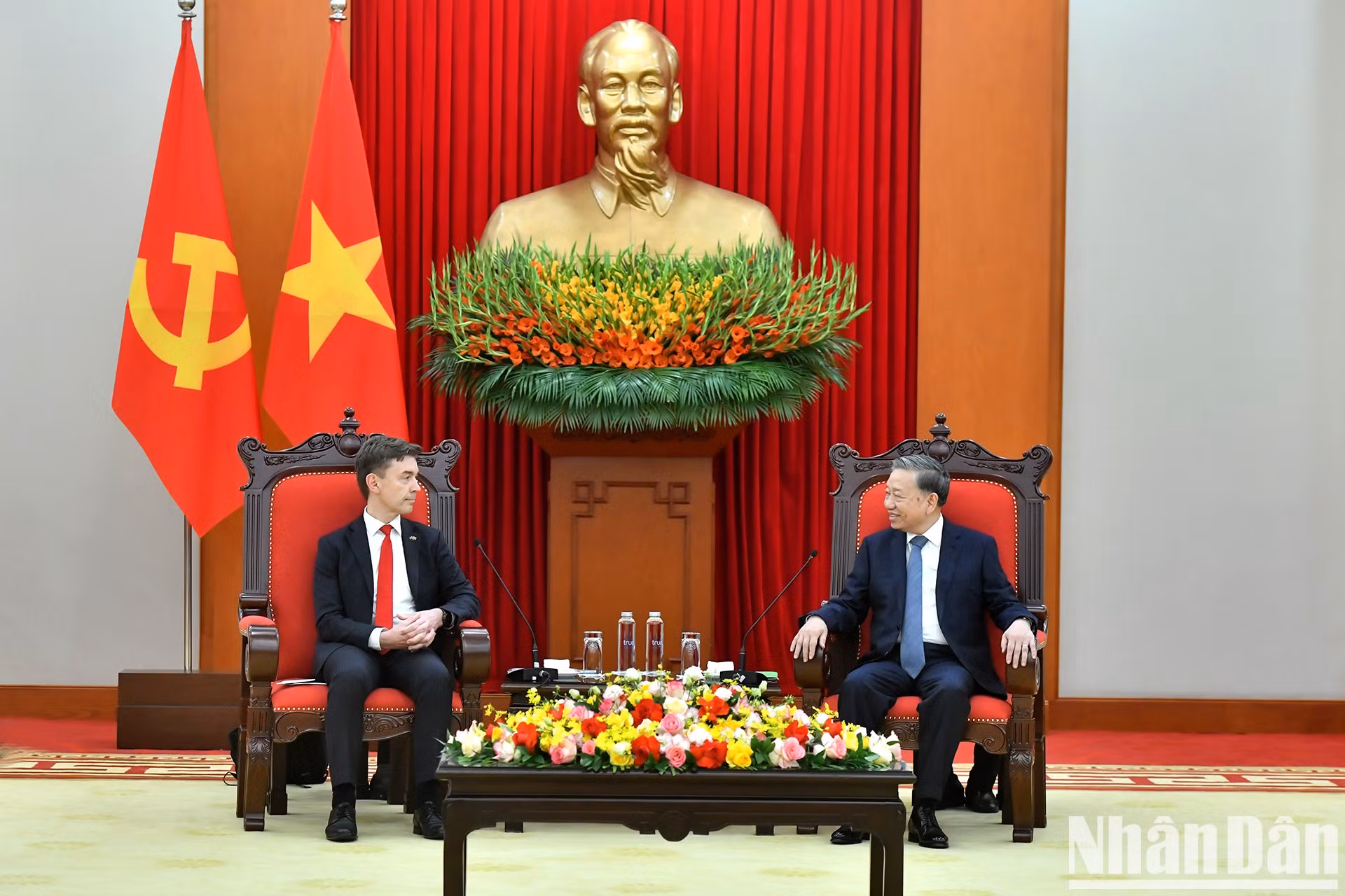 El secretario general del PCV, To Lam, recibe al embajador de la Unión Europea en Vietnam, Julien Guerrier.