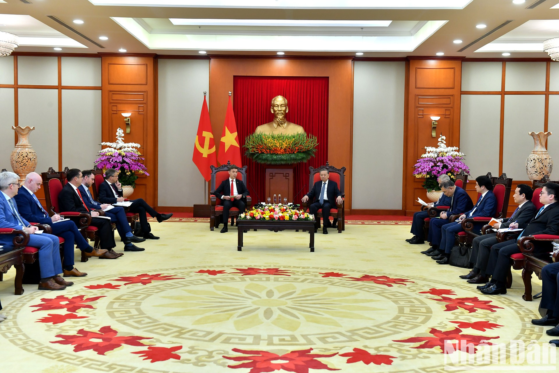 El secretario general del PCV, To Lam, recibe al embajador de la Unión Europea en Vietnam, Julien Guerrier.