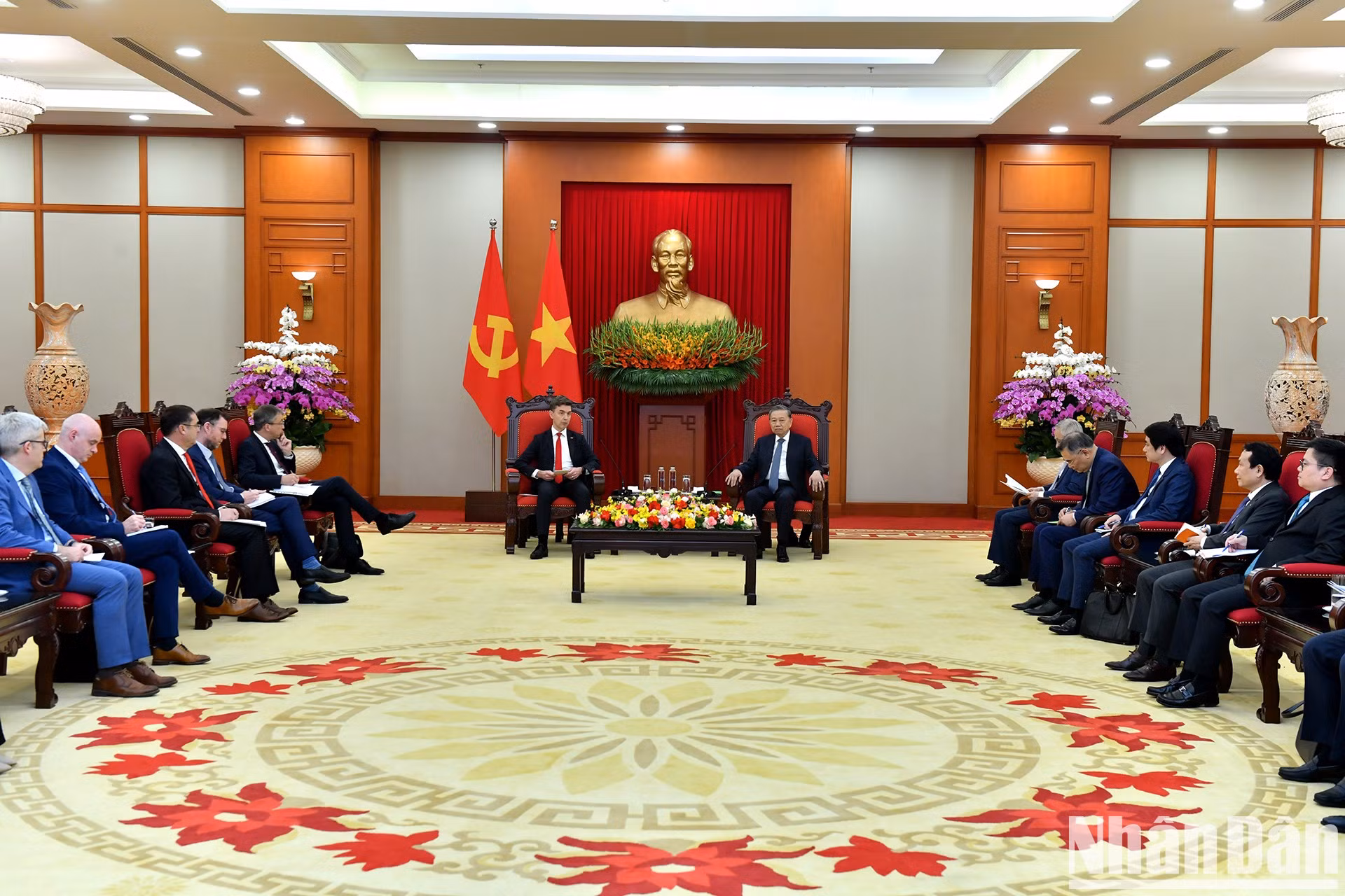 El secretario general del PCV, To Lam, recibe al embajador de la Unión Europea en Vietnam, Julien Guerrier.