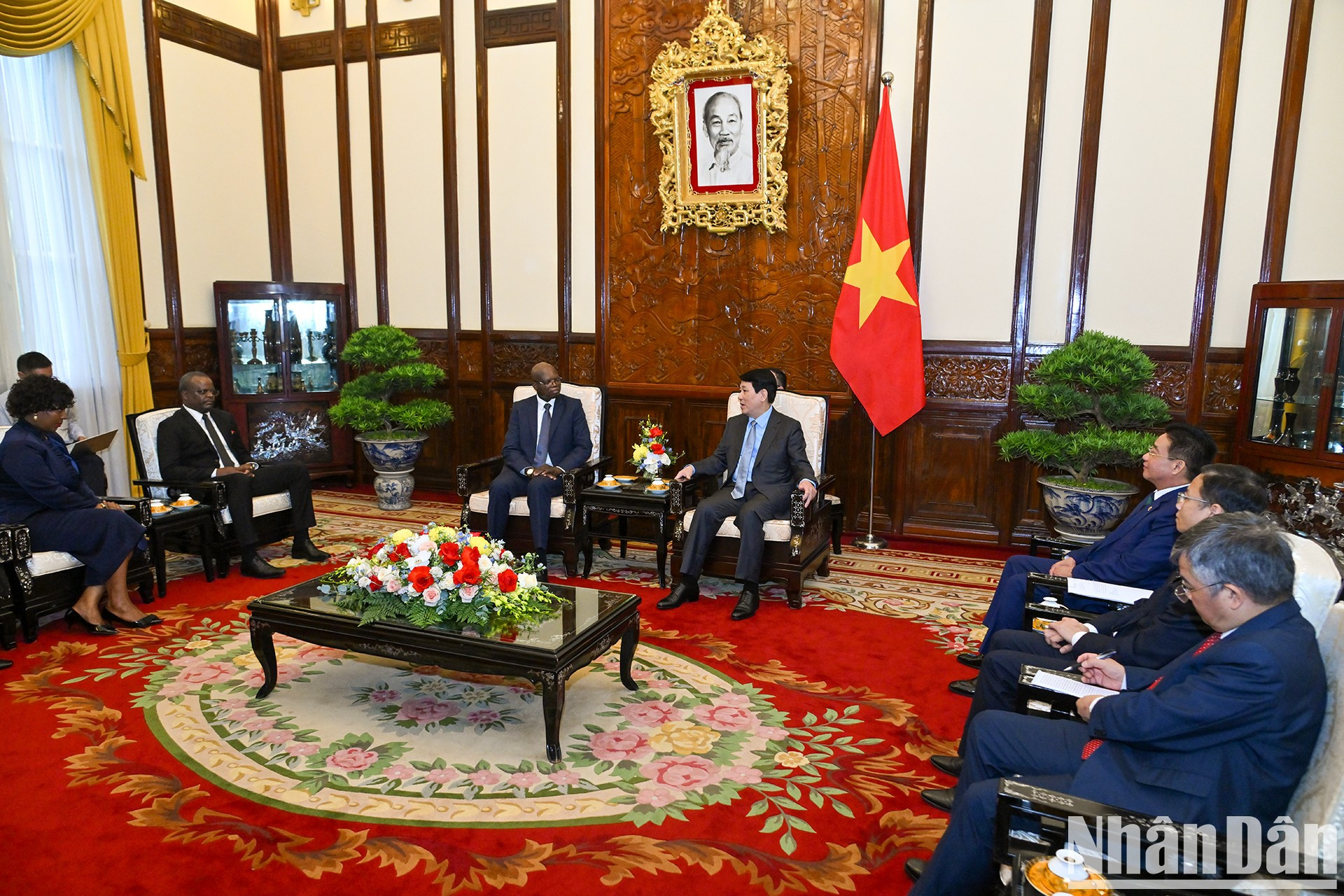 El presidente Luong Cuong recibe al embajador de la República de Angola en Vietnam, Fernando Miguel. El presidente Luong Cuong recibe al embajador de la República de Angola en Vietnam, Fernando Miguel.