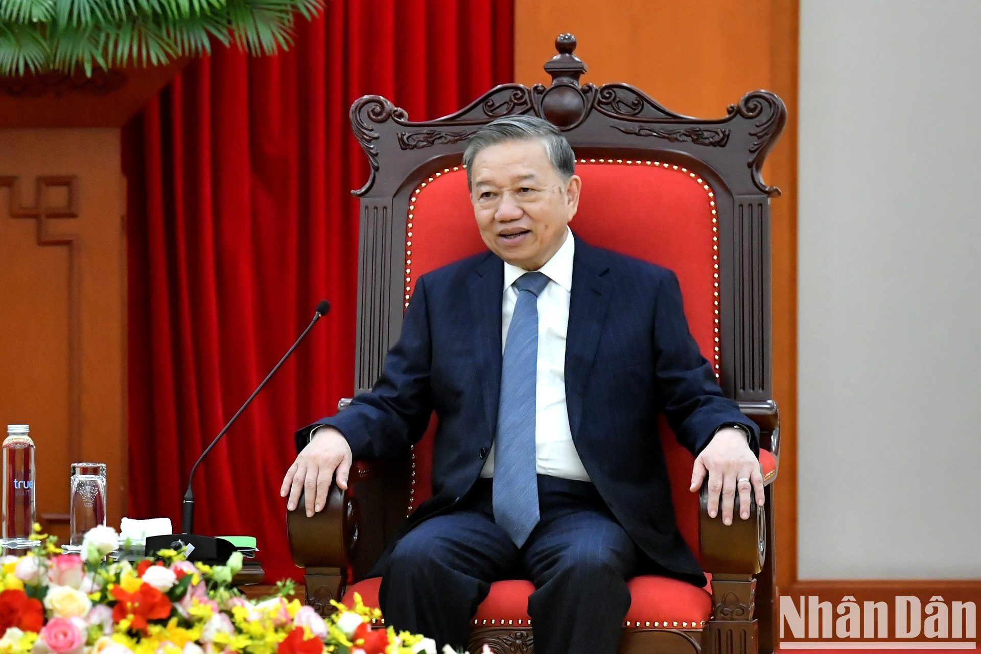 El secretario general del PCV, To Lam, habla en la recepción.
