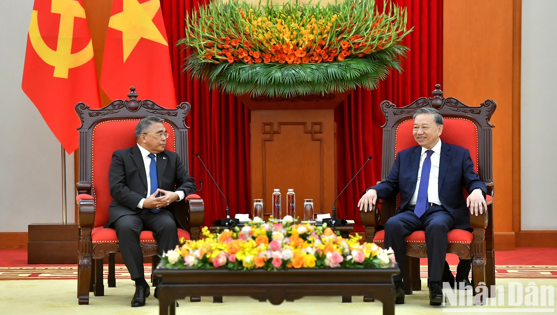 El secretario general del PCV, To Lam (derecha) recibe al embajador de Filipinas en Hanói, Meynardo Los Banos Montealegre. El secretario general del PCV, To Lam (derecha) recibe al embajador de Filipinas en Hanói, Meynardo Los Banos Montealegre.
