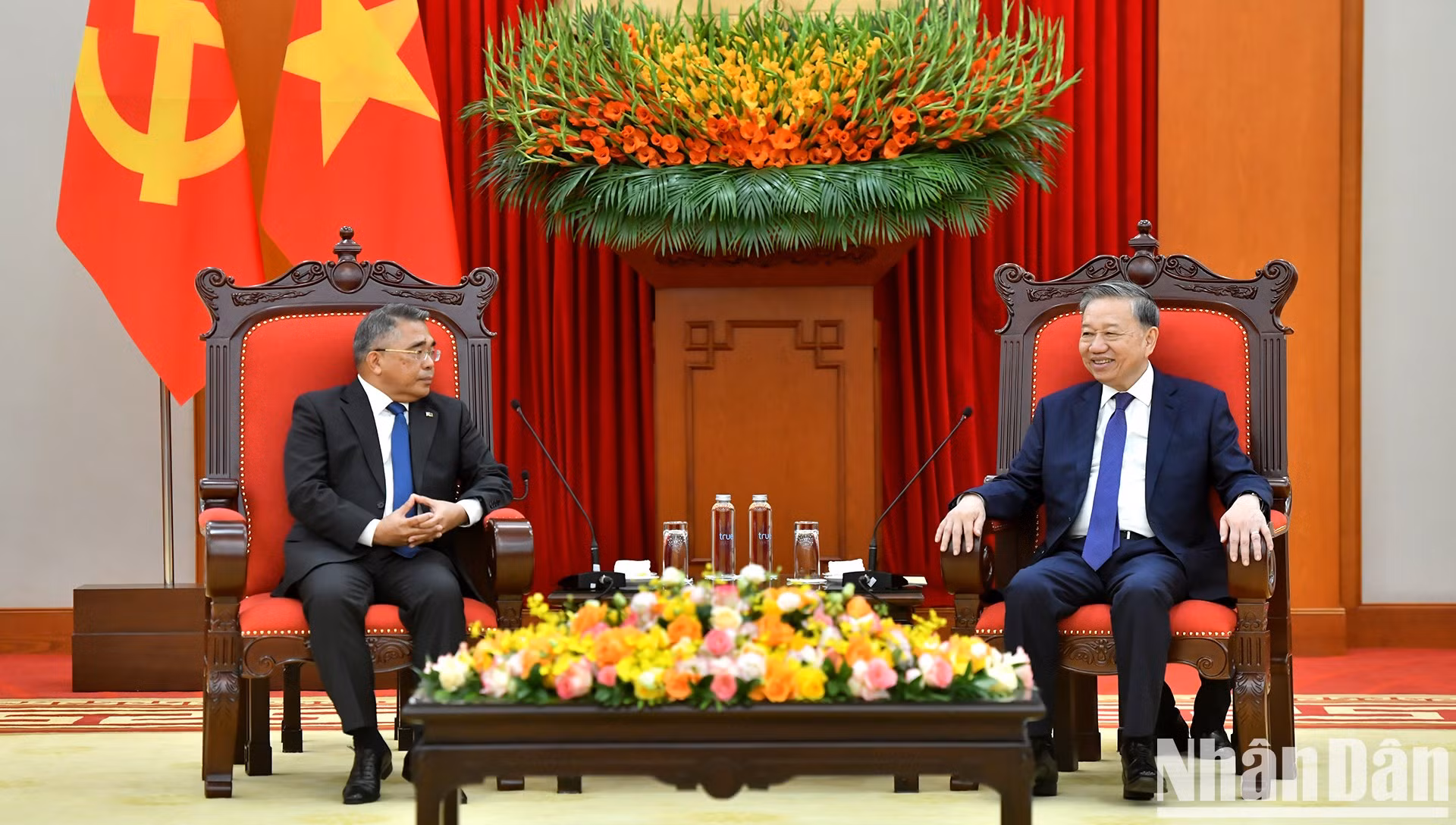 El secretario general del PCV, To Lam (derecha) recibe al embajador de Filipinas en Hanói, Meynardo Los Banos Montealegre.