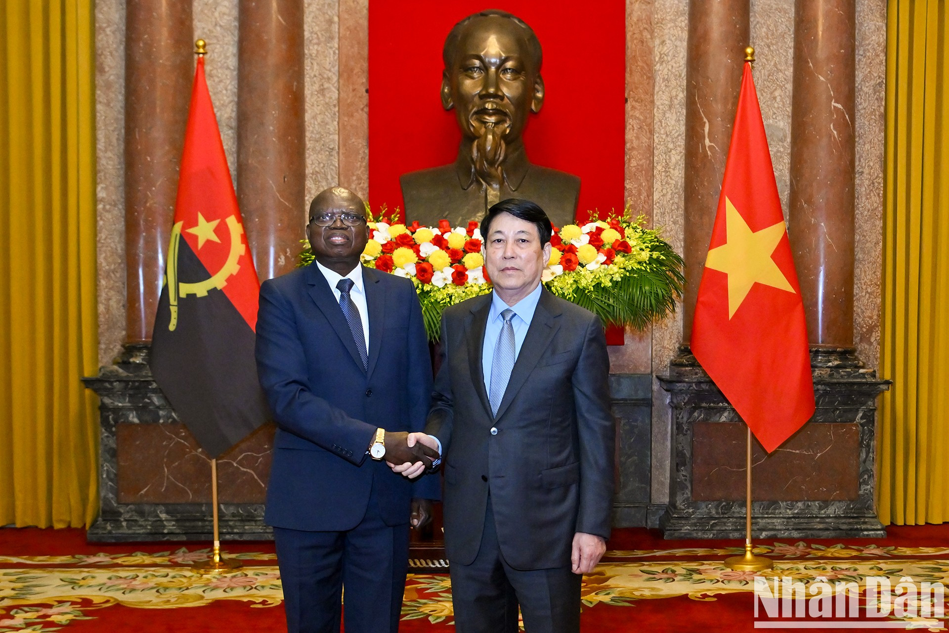 El presidente Luong Cuong recibe al embajador de la República de Angola en Vietnam, Fernando Miguel. El presidente Luong Cuong recibe al embajador de la República de Angola en Vietnam, Fernando Miguel.