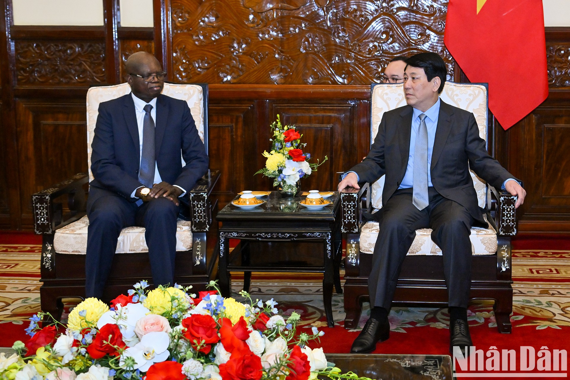 El presidente Luong Cuong recibe al embajador de la República de Angola en Vietnam, Fernando Miguel. El presidente Luong Cuong recibe al embajador de la República de Angola en Vietnam, Fernando Miguel.