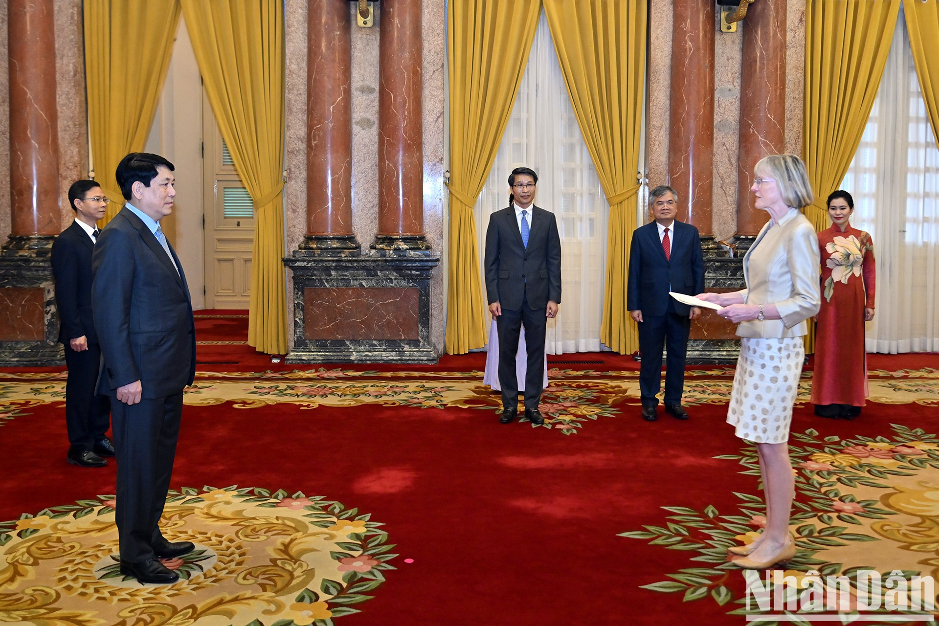 La embajadora de Australia en Vietnam, Gillian Bird, entrega sus credenciales al presidente Luong Cuong. La embajadora de Australia en Vietnam, Gillian Bird, entrega sus credenciales al presidente Luong Cuong.