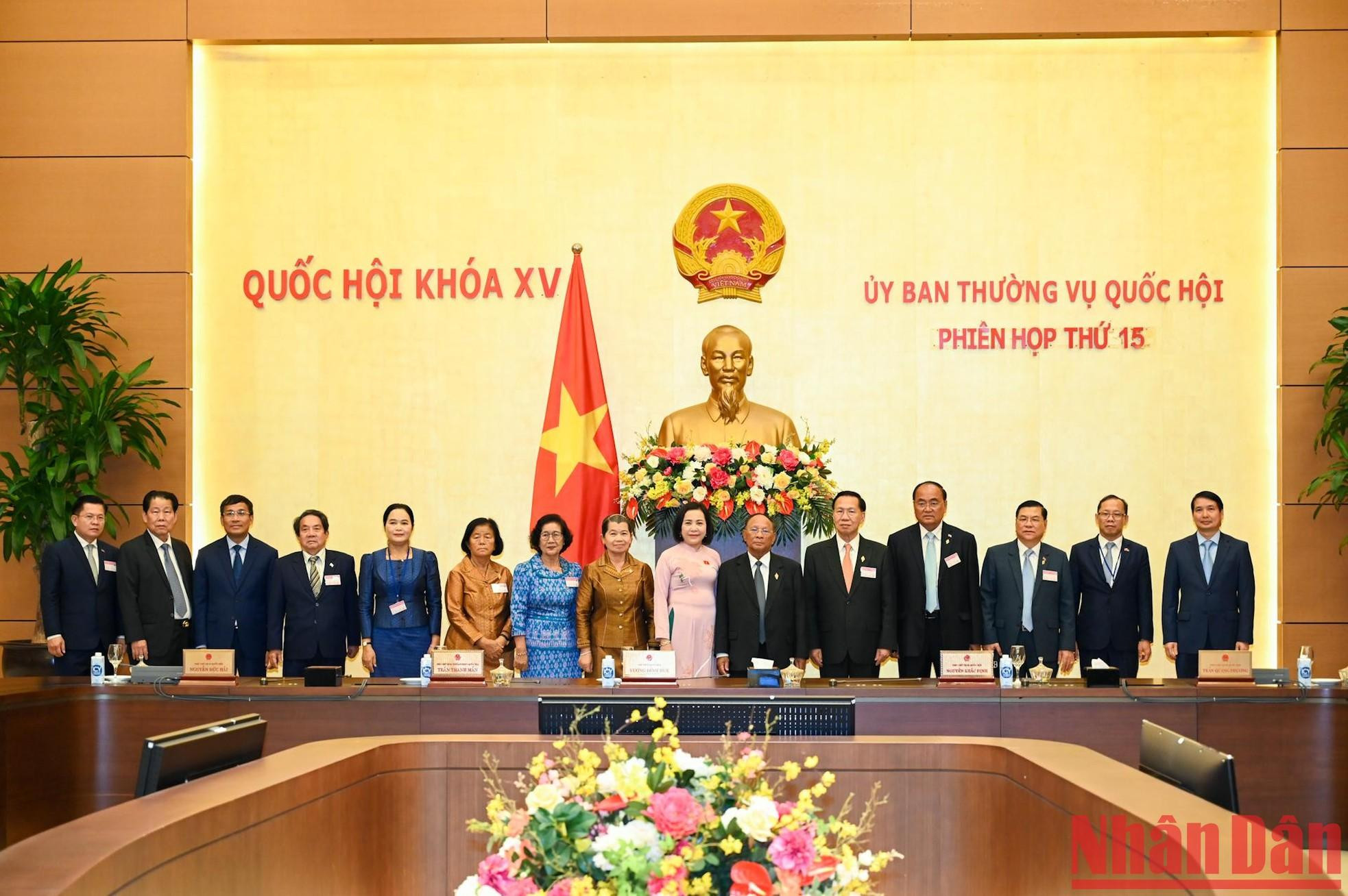 Samdech Heng Samrin y la delegación del Legislativo camboyano se toman fotos de recuerdo en la sala de reuniones de Tan Trao.