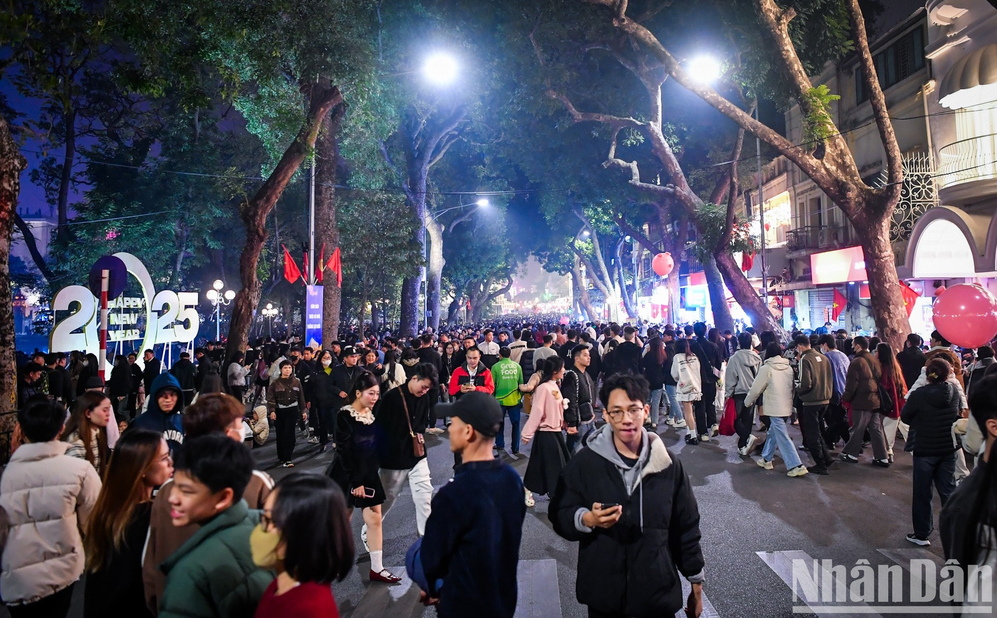 Además de salir a disfrutar de los últimos momentos del año viejo, la gente también espera el momento en el que los fuegos artificiales iluminen el cielo. Además de salir a disfrutar de los últimos momentos del año viejo, la gente también espera el momento en el que los fuegos artificiales iluminen el cielo.