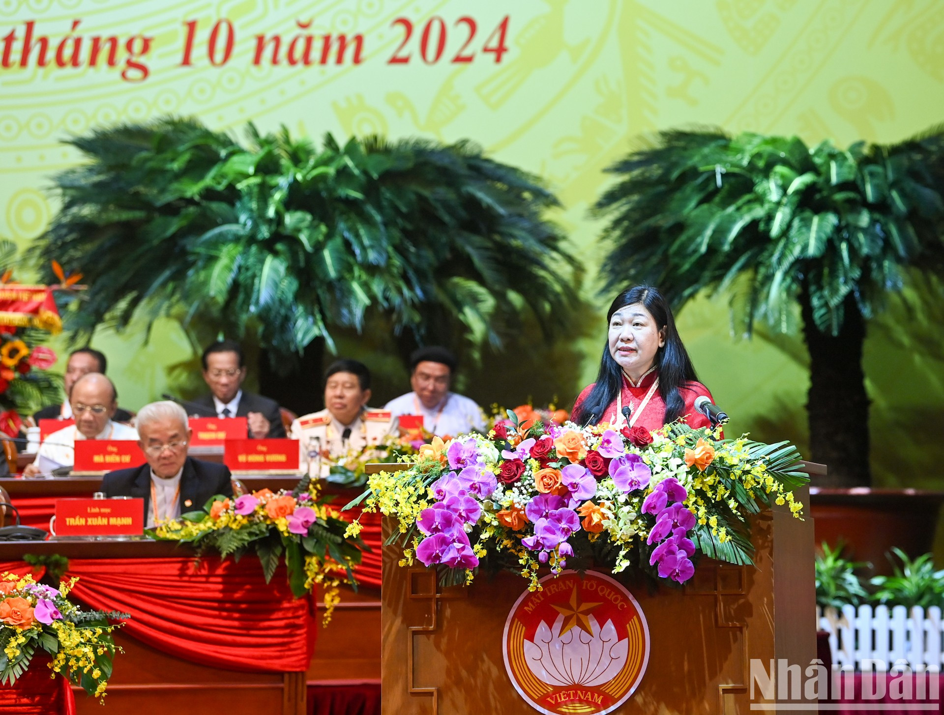 La presidenta del Comité del FPV en Hanói, Nguyen Lan Huong, presenta su ponencia.