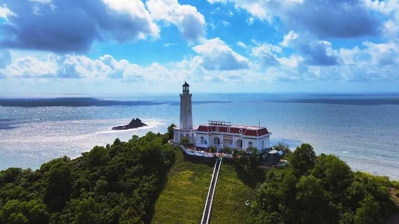 El faro de Vinh Thuc es el primero en la lista de más de 90 faros que alzan a lo largo de la costa de Vietnam. El faro de Vinh Thuc es el primero en la lista de más de 90 faros que alzan a lo largo de la costa de Vietnam.