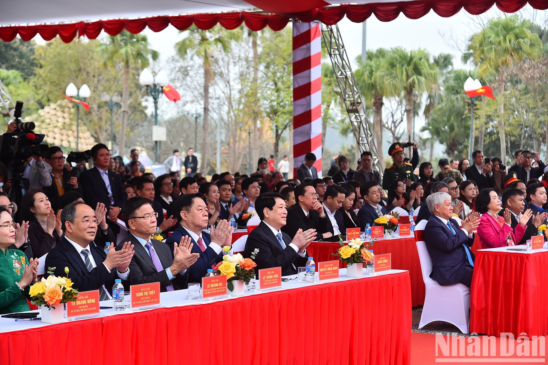 El presidente Luong Cung, junto con otros líderes del Partido y del Estado, delegados y compatriotas de los grupos étnicos en la cita.