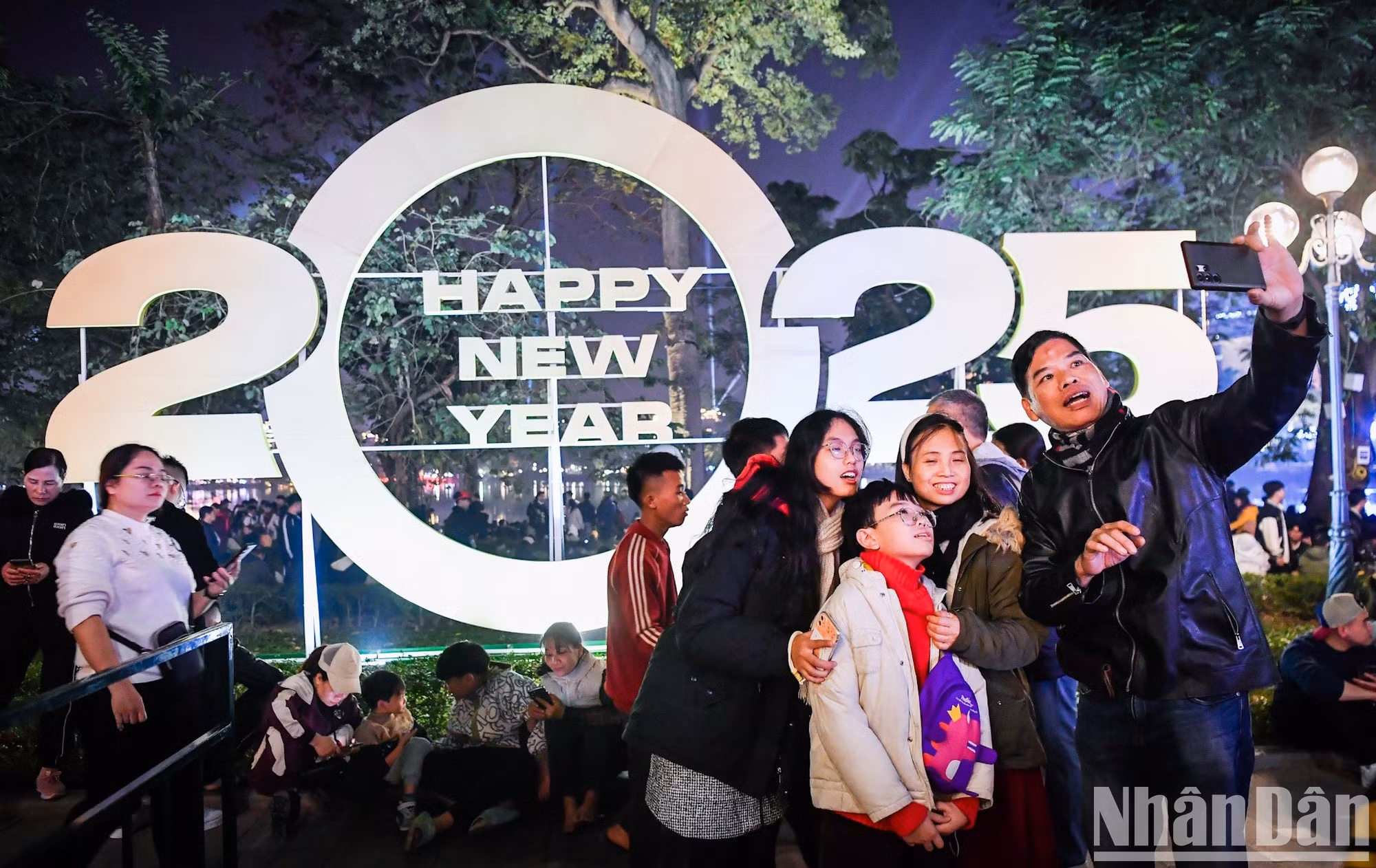 Alegría en el momento de espera del Año Nuevo 2025. Alegría en el momento de espera del Año Nuevo 2025.