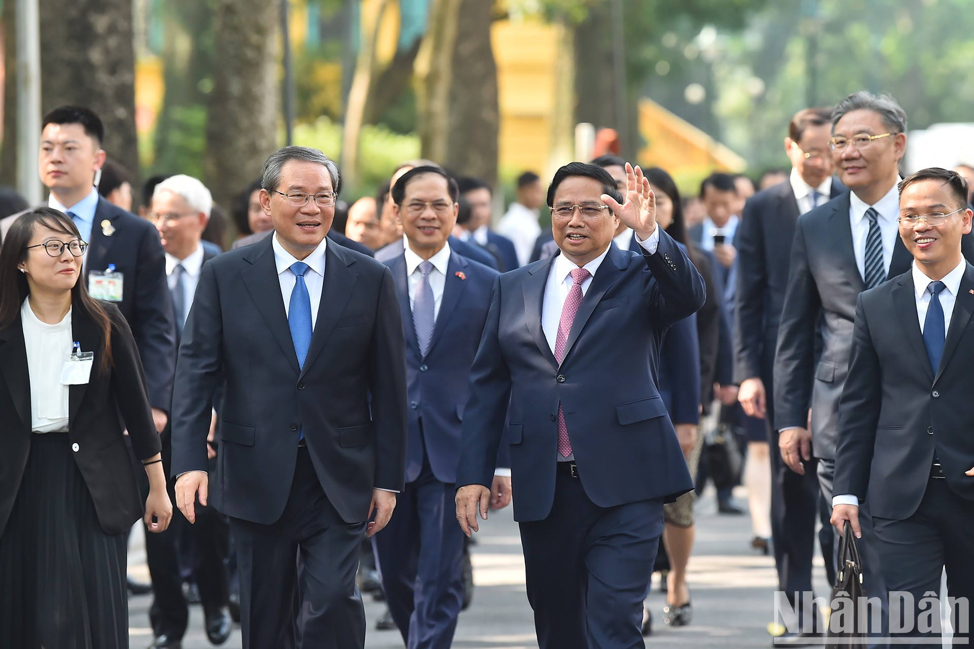 El primer ministro Pham Minh Chinh y su homólogo chino Li Cuong conversan en el camino a la Sede del Gobierno para sostener luego conversaciones. El primer ministro Pham Minh Chinh y su homólogo chino Li Cuong conversan en el camino a la Sede del Gobierno para sostener luego conversaciones.