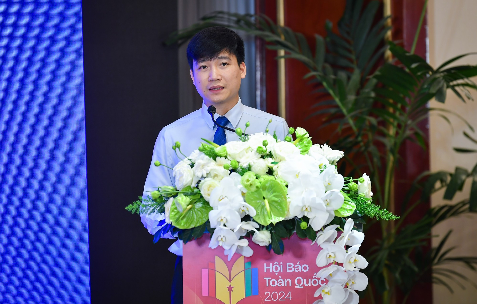 Bui Cong Duyen, director de producto de la sala de noticias convergente de la Redacción ONECMS, realiza una presentación sobre el moderno sistema de gestión de salas de redacción para los medios de prensa. Bui Cong Duyen, director de producto de la sala de noticias convergente de la Redacción ONECMS, realiza una presentación sobre el moderno sistema de gestión de salas de redacción para los medios de prensa.