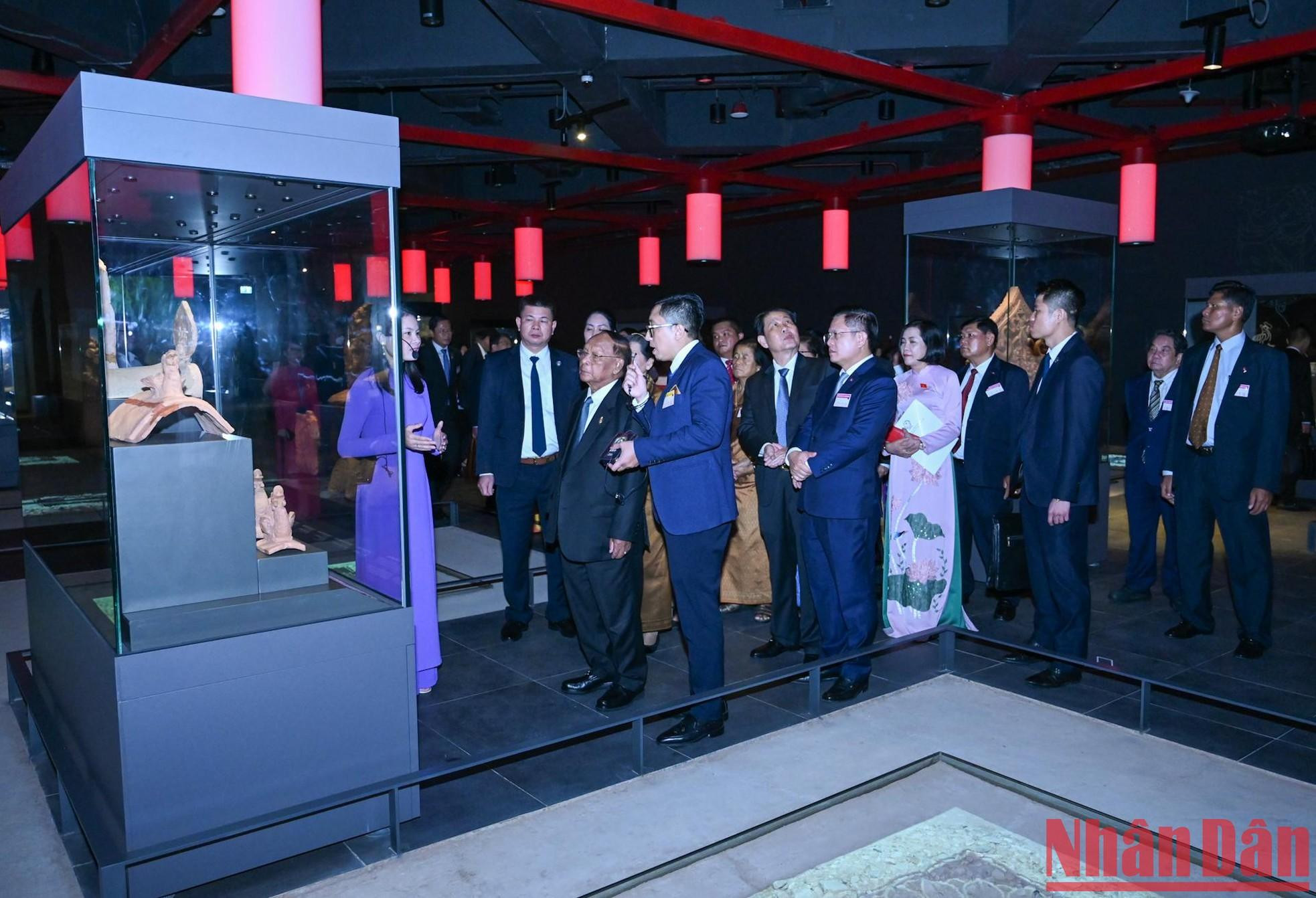 Los delegados camboyanos escuchan las historias vinculadas con los artefactos exhibidos.