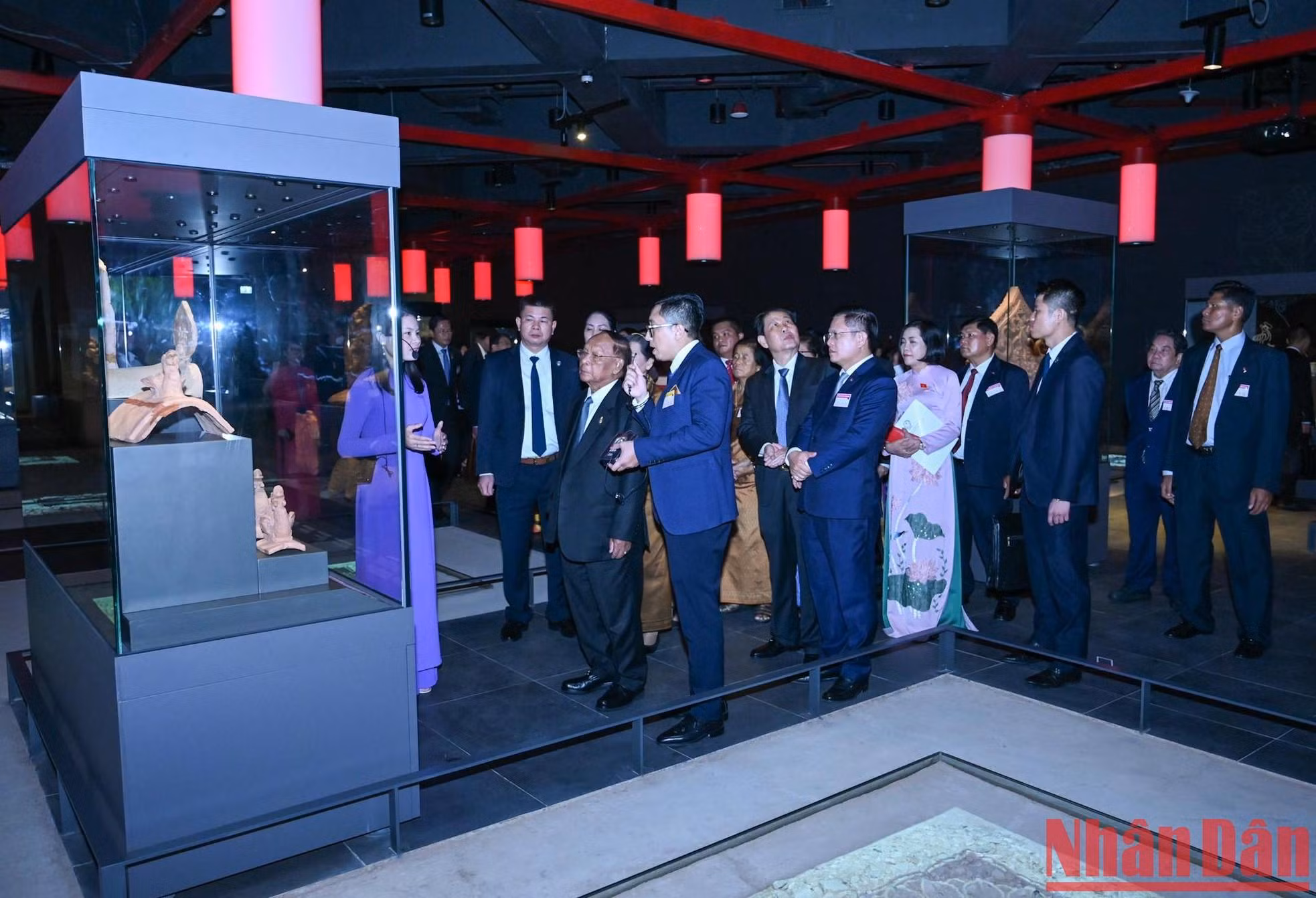 Los delegados camboyanos escuchan las historias vinculadas con los artefactos exhibidos.