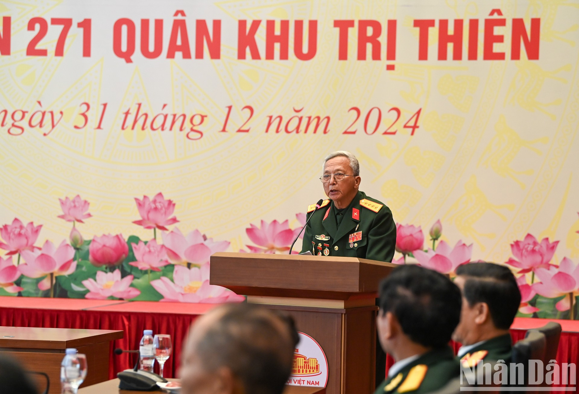 Duong Minh Dam, jefe del Comité de Enlace del Regimiento 271, presenta un informe en la reunión. Duong Minh Dam, jefe del Comité de Enlace del Regimiento 271, presenta un informe en la reunión.