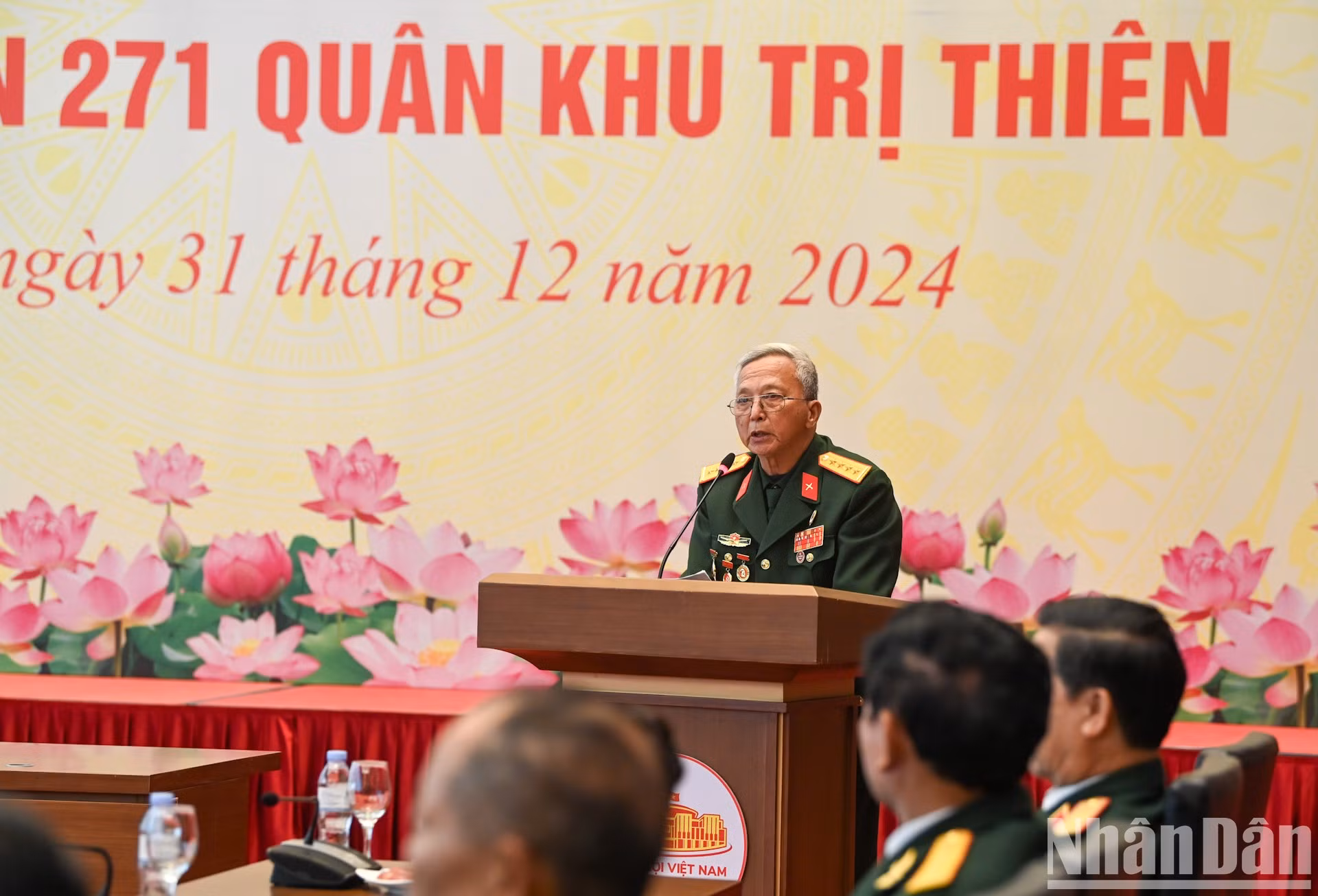 Duong Minh Dam, jefe del Comité de Enlace del Regimiento 271, presenta un informe en la reunión.