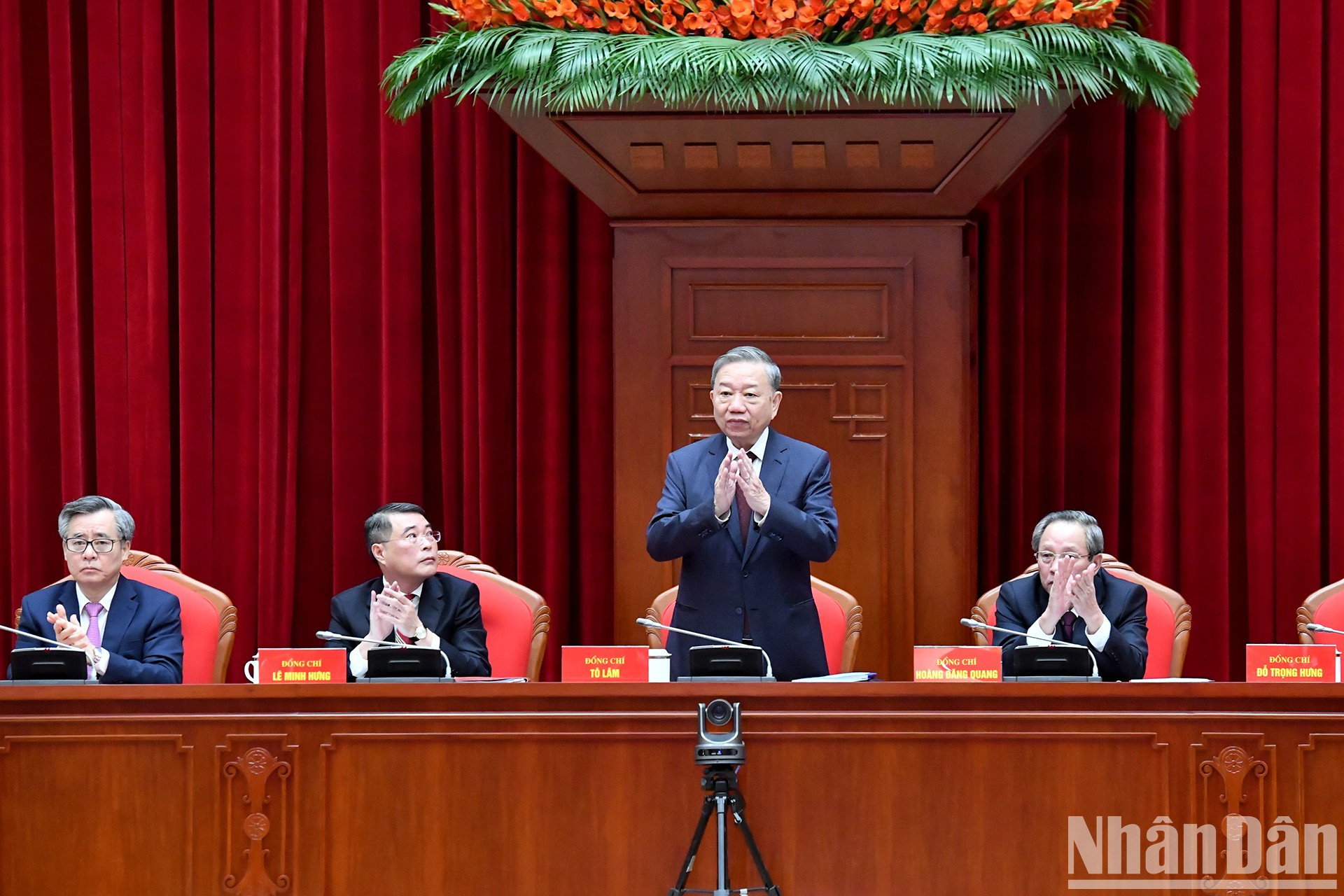 El secretario general del PCV, To Lam, y los dirigentes de la Comisión de Organización del Comité Central del PCV presiden la conferencia.
