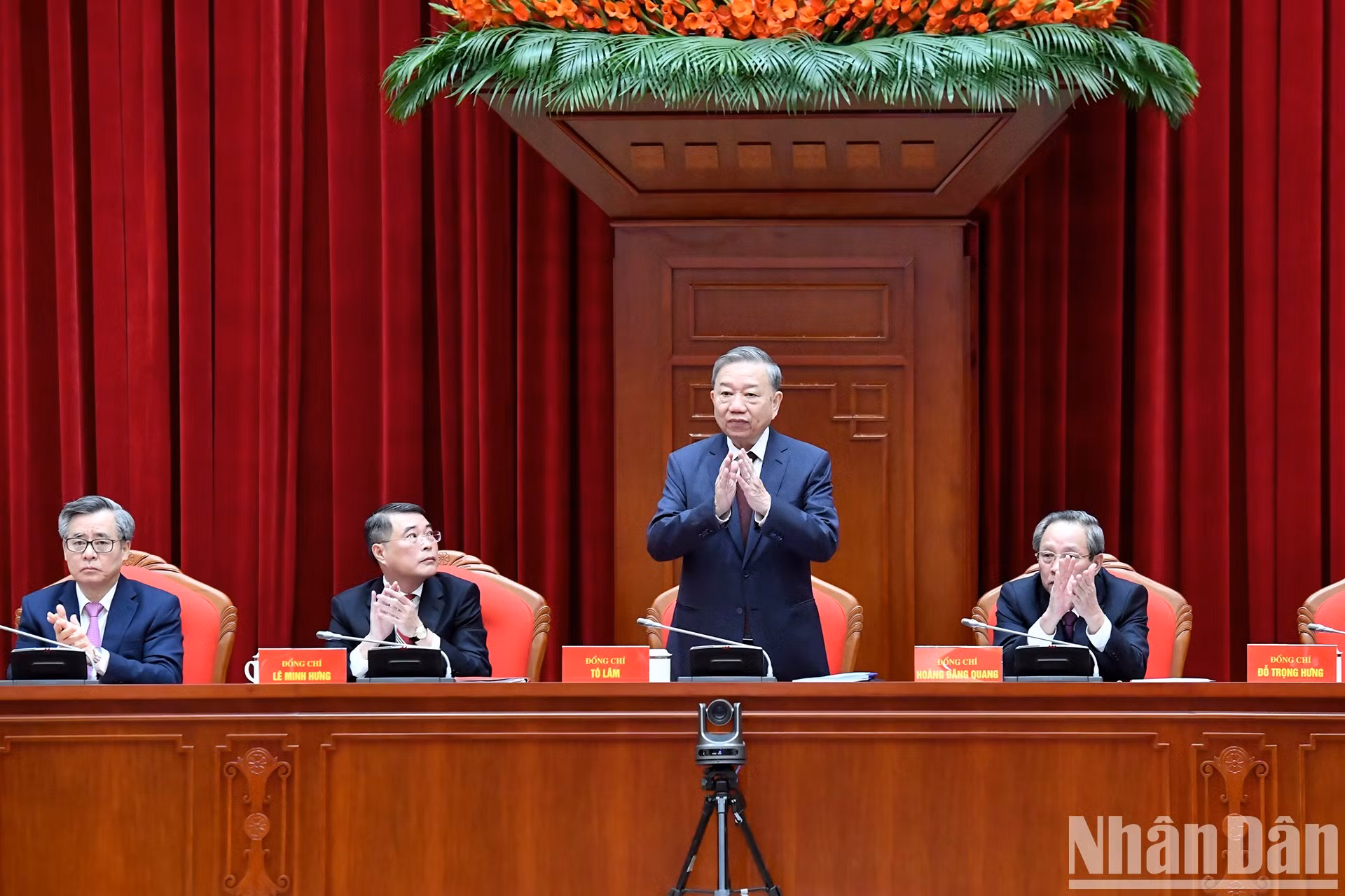 El secretario general del PCV, To Lam, y los dirigentes de la Comisión de Organización del Comité Central del PCV presiden la conferencia.